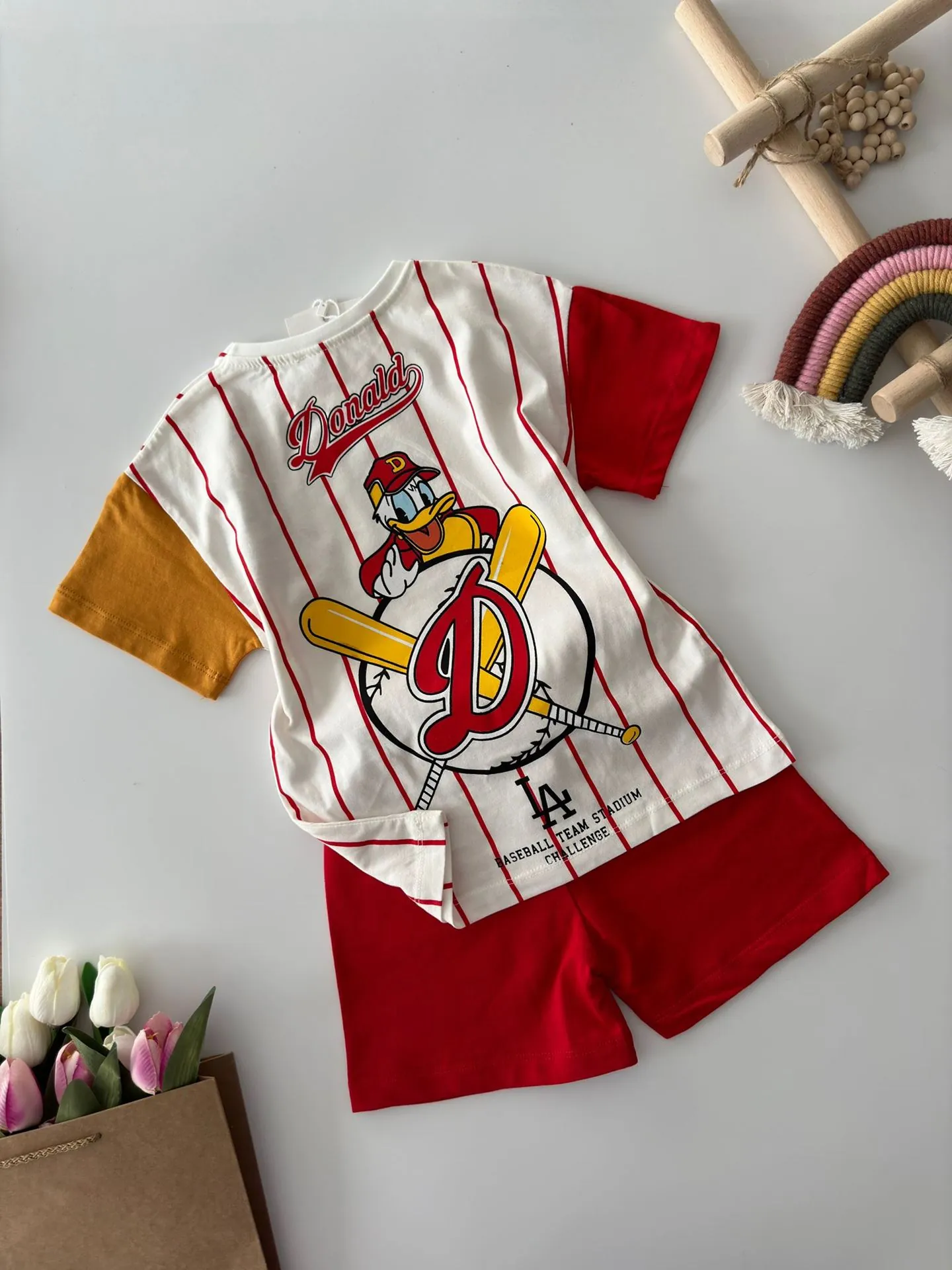 Miniğimin Cicileri Çizgili Beyzbol Daisy Karakterli Şortlu Unisex Çocuk Takım - Kırmızı