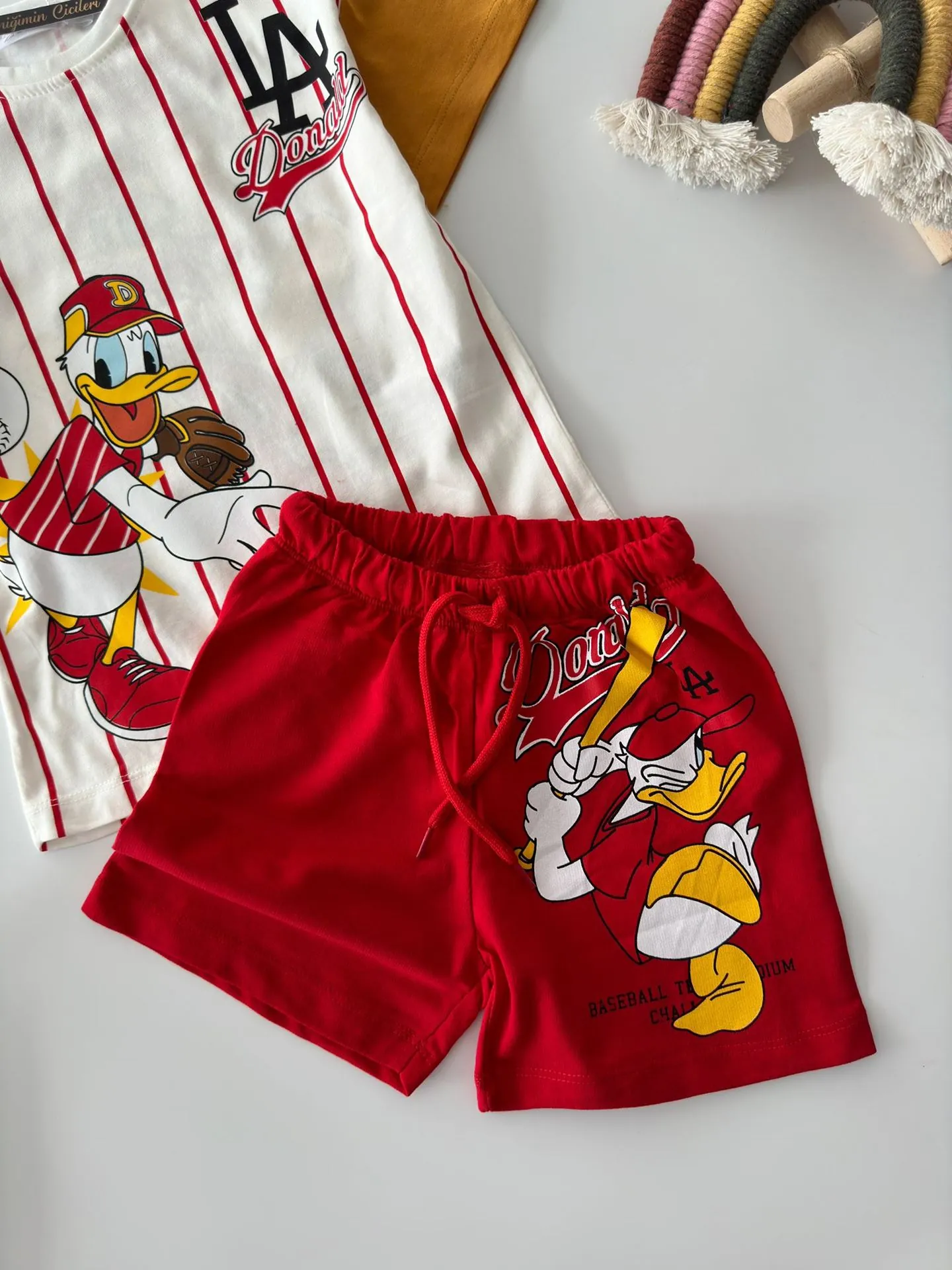 Miniğimin Cicileri Çizgili Beyzbol Daisy Karakterli Şortlu Unisex Çocuk Takım - Kırmızı