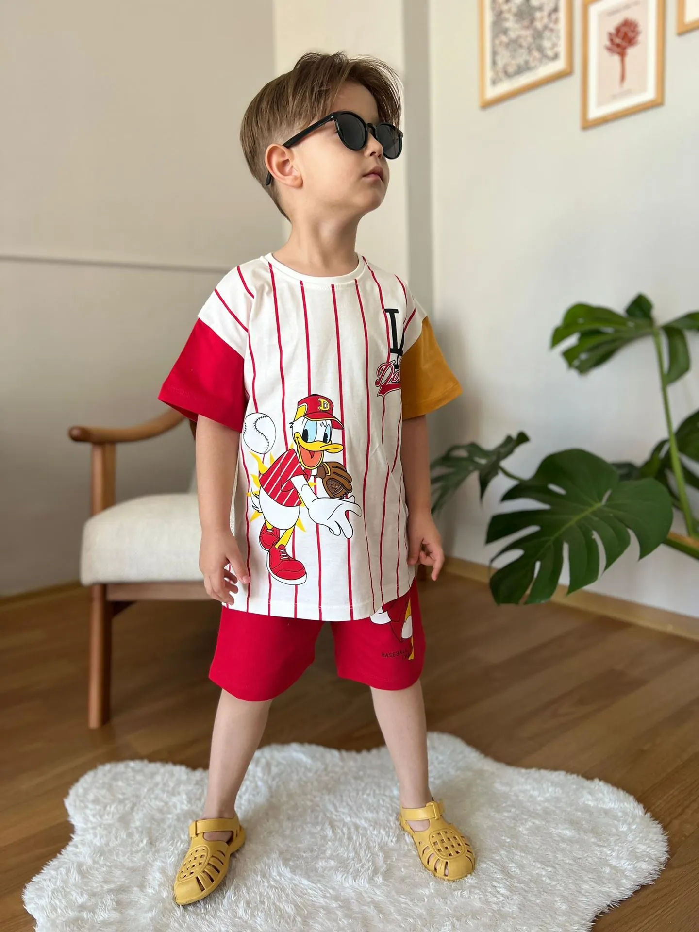 Miniğimin Cicileri Çizgili Beyzbol Daisy Karakterli Şortlu Unisex Çocuk Takım - Kırmızı