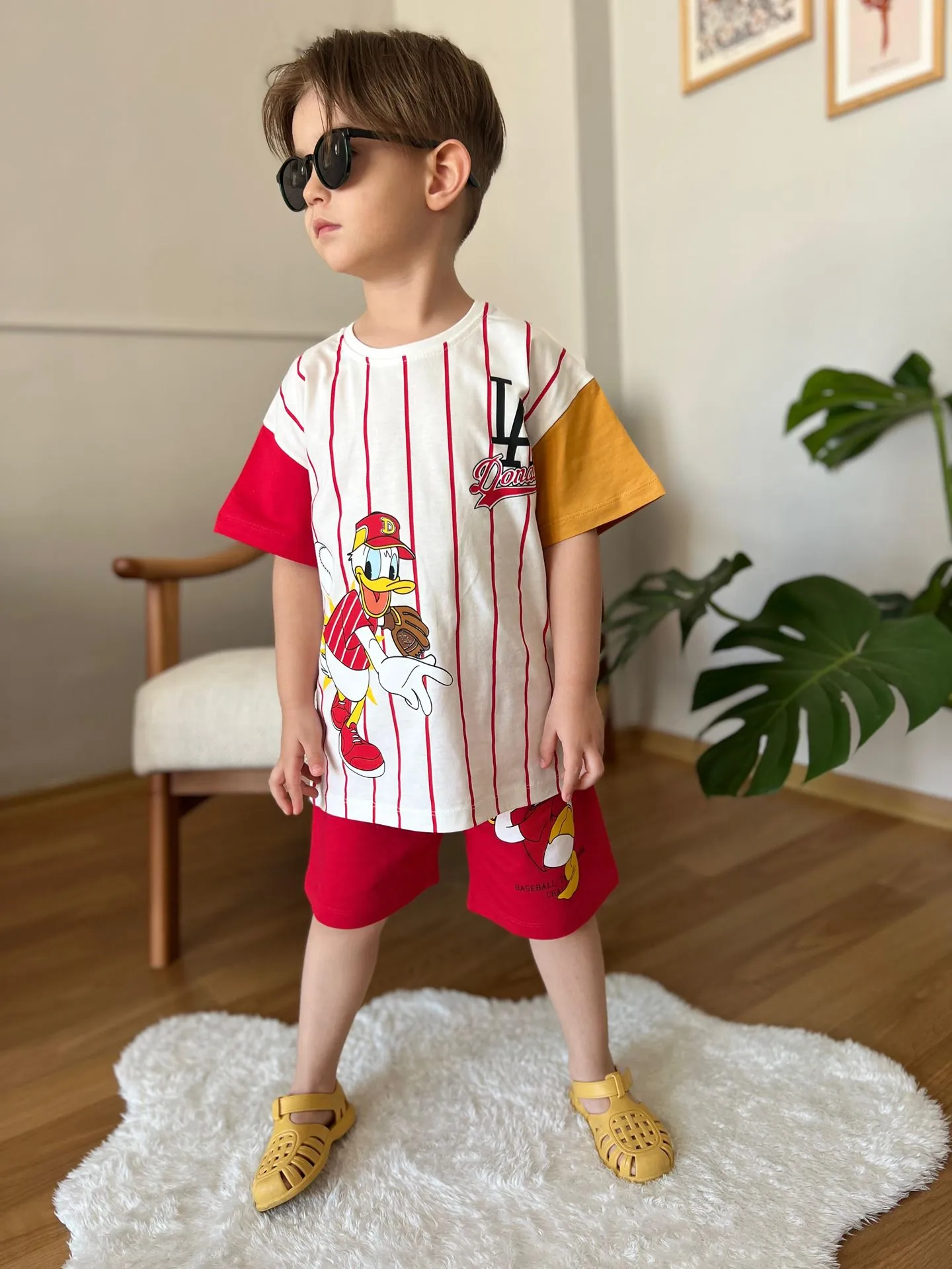 Miniğimin Cicileri Çizgili Beyzbol Daisy Karakterli Şortlu Unisex Çocuk Takım - Kırmızı