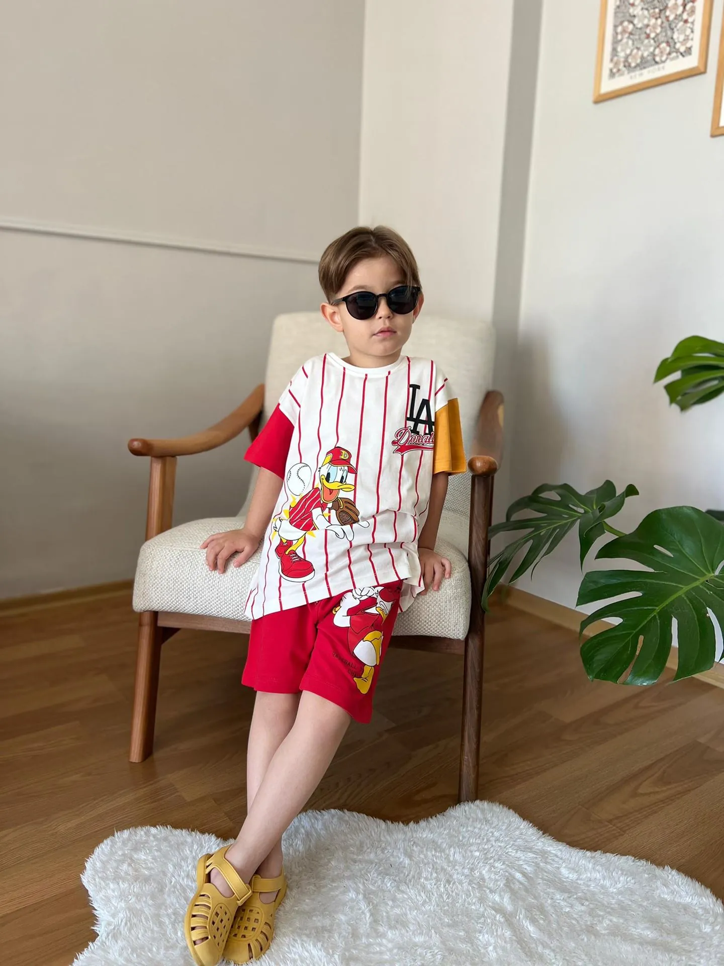 Miniğimin Cicileri Çizgili Beyzbol Daisy Karakterli Şortlu Unisex Çocuk Takım - Kırmızı