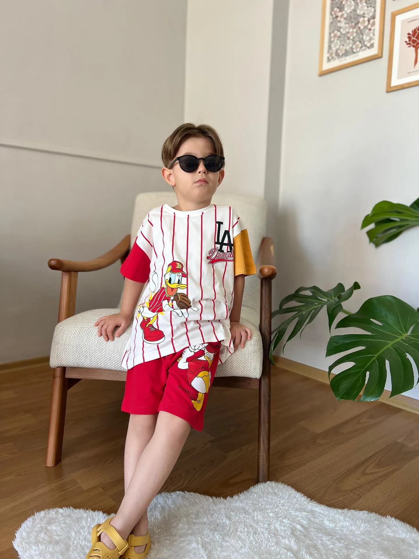 Miniğimin Cicileri Çizgili Beyzbol Daisy Karakterli Şortlu Unisex Çocuk Takım - Kırmızı