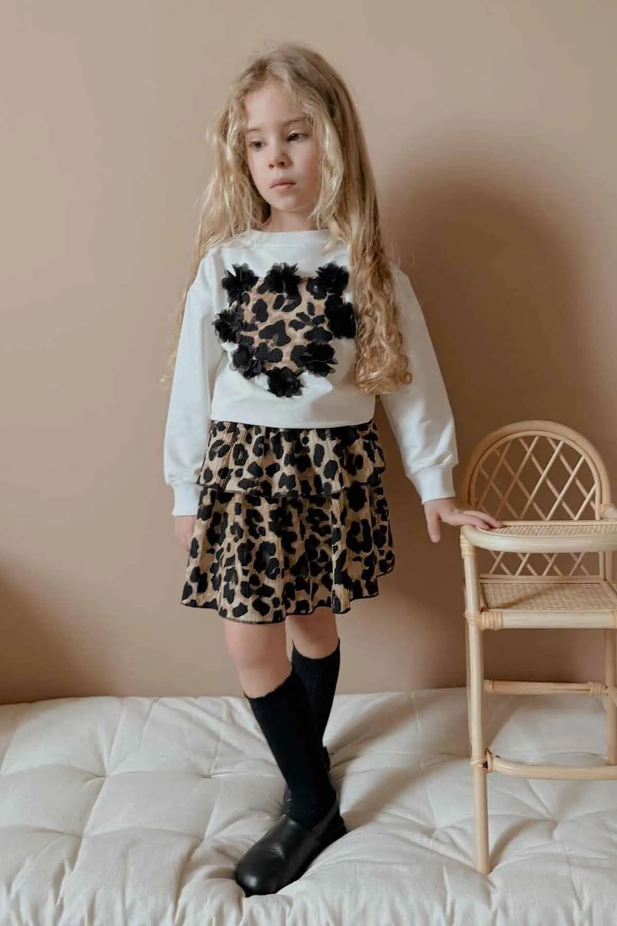 Miniğimin Cicileri Leopar Desenli 3D Çiçekli Sweatshirt ve Kat Kat Etek Kız Çocuk Takımı - Beyaz