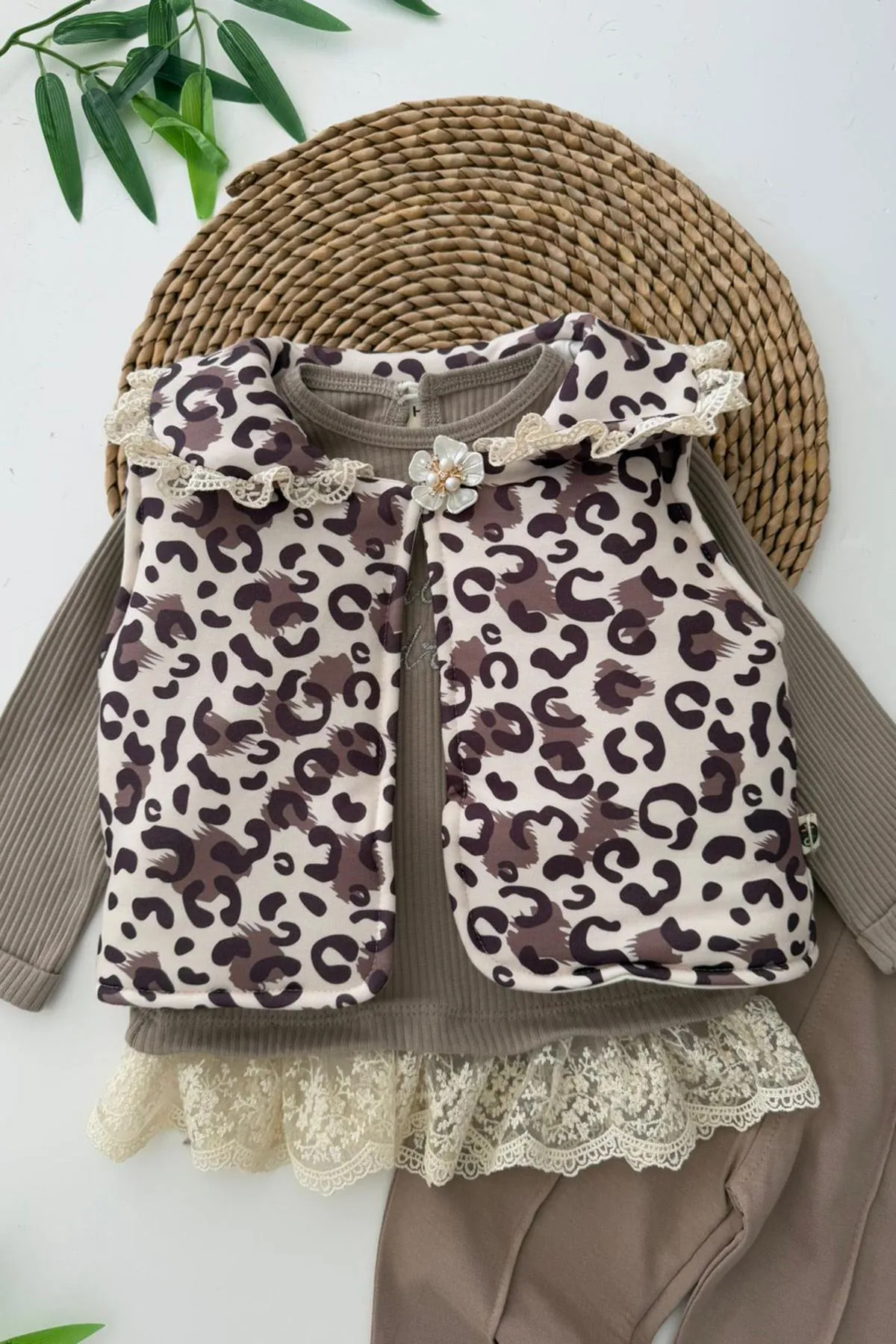 Miniğimin Cicileri Leopar Şişme Yelekli Güpür Detaylı Kız Bebe 3 lü Takım - Kahve Köpüğü