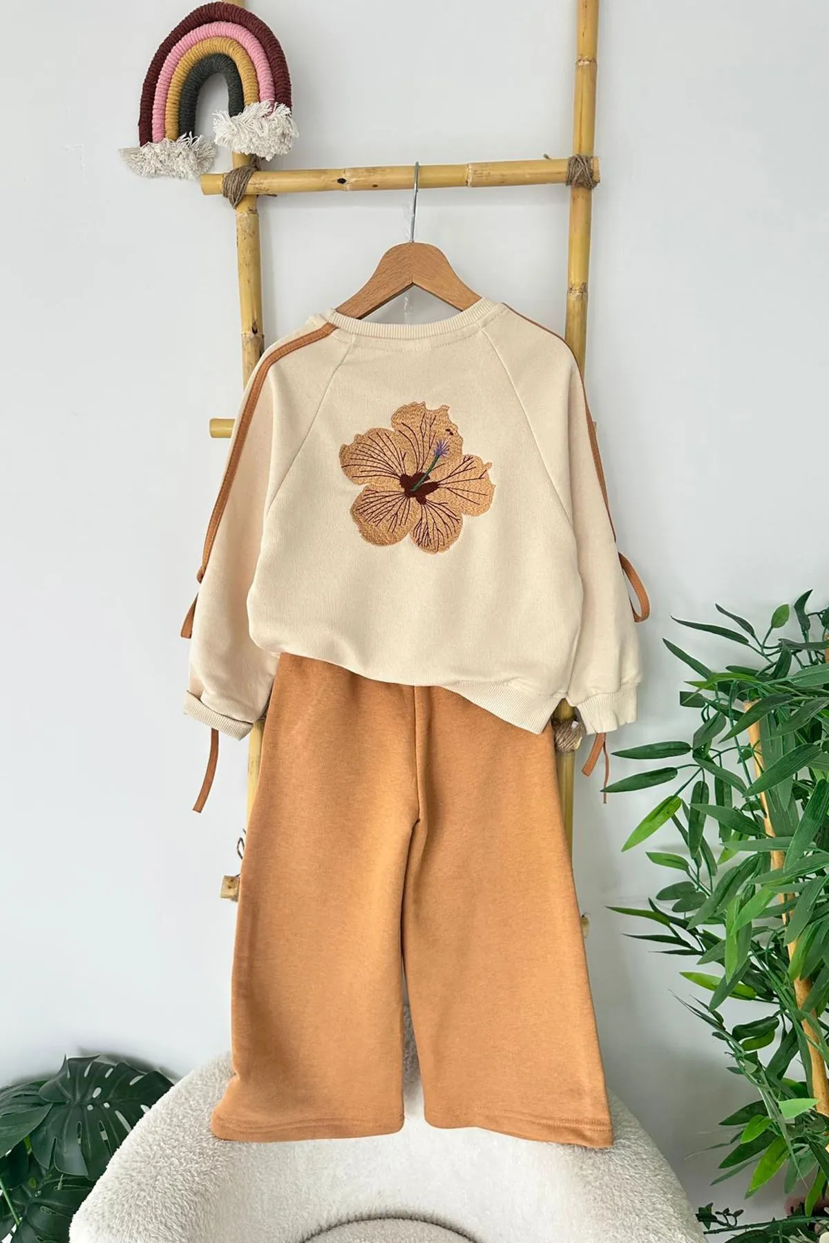 Miniğimin Cicileri Hibiskus Çiçek İşlemeli Fiyonk Detaylı Kız Çocuk Takım - Kahve
