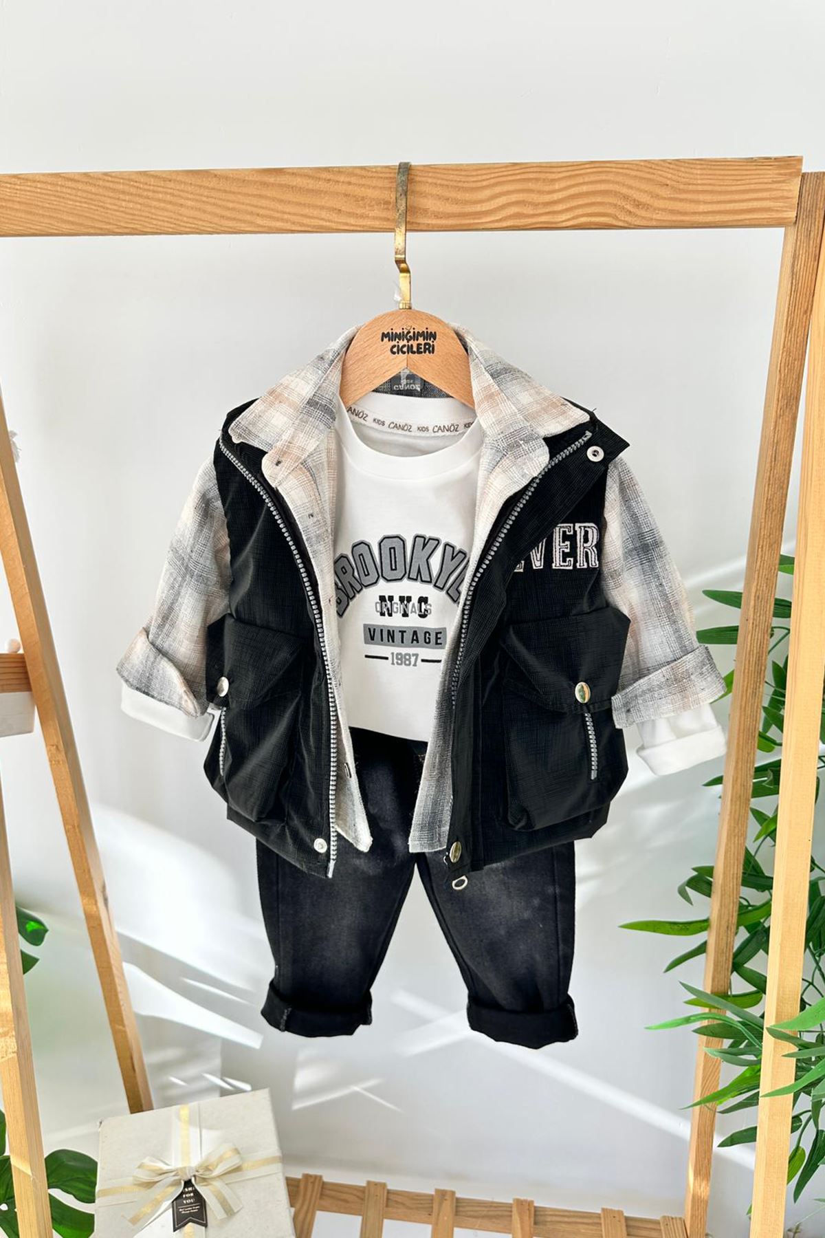 Miniğimin Cicileri Brooklyn Baskılı Ekose Gömlek ve Yelekli Erkek Çocuk 4’lü Takım - Siyah
