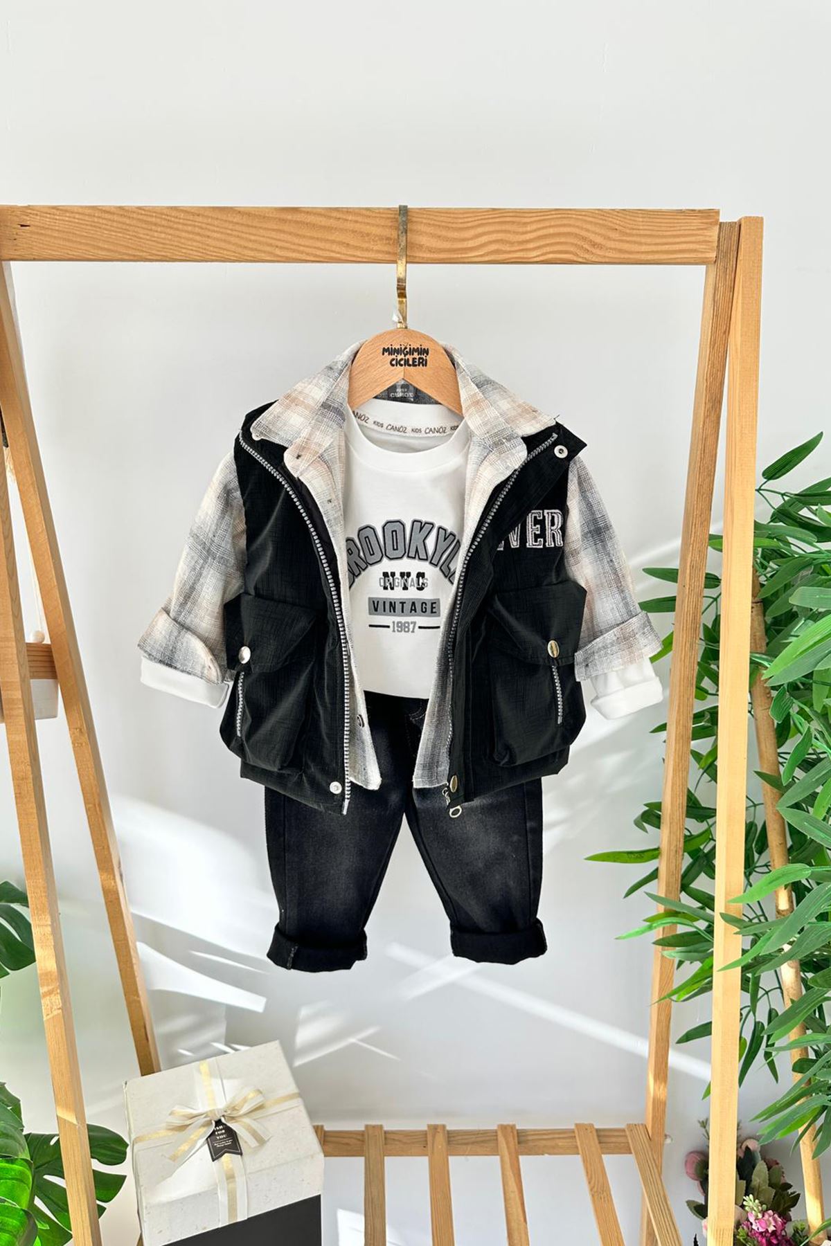 Miniğimin Cicileri Brooklyn Baskılı Ekose Gömlek ve Yelekli Erkek Çocuk 4’lü Takım - Siyah