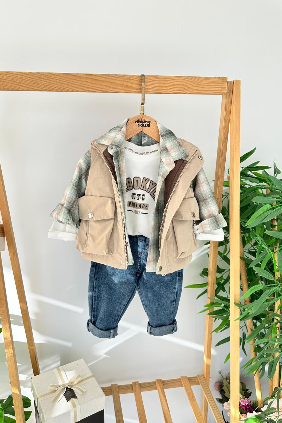 Miniğimin Cicileri Brooklyn Baskılı Ekose Gömlek ve Yelekli Erkek Çocuk 4’lü Takım - Krem