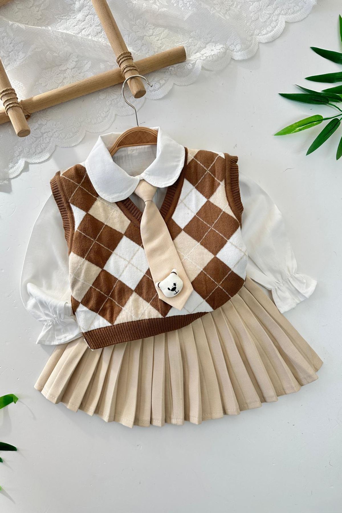 Miniğimin Cicileri Kravatlı Baklava Desenli Süveterli Gömlekli Pileli Etek Kız Çocuk Takım - Kahve