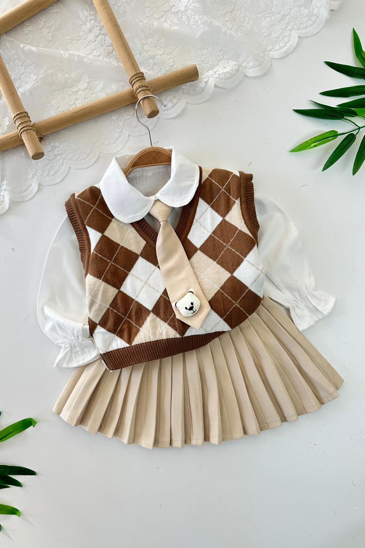 Miniğimin Cicileri Kravatlı Baklava Desenli Süveterli Gömlekli Pileli Etek Kız Çocuk Takım - Kahve