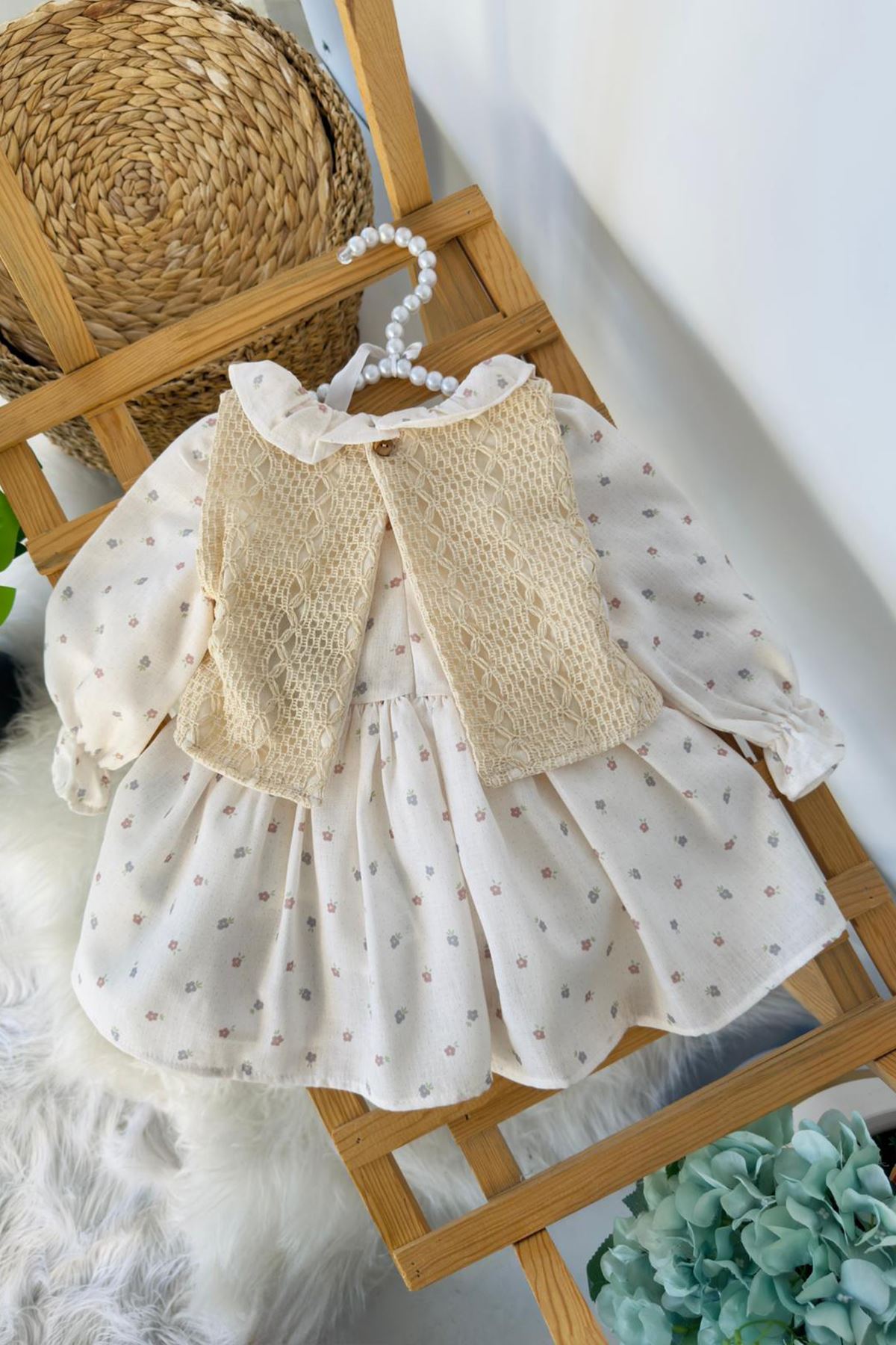 Miniğimin Cicileri Dantel Yelek Detaylı Fırfır Yakalı Kız Bebek Elbise - Ekru
