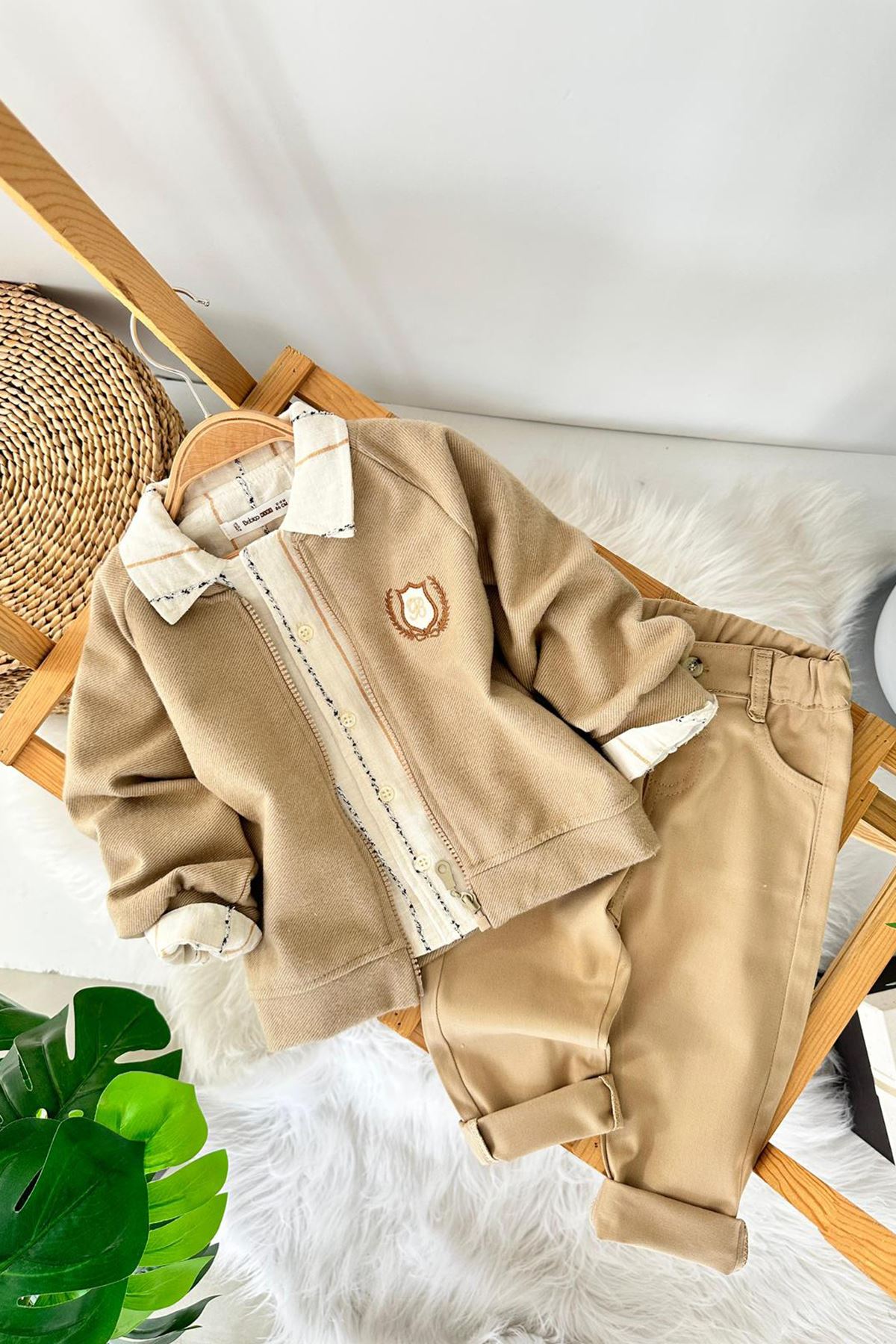 Miniğimin Cicileri Arma Nakış Detaylı Triko Hırkalı Erkek Bebek 3 lü Takım - Vizon