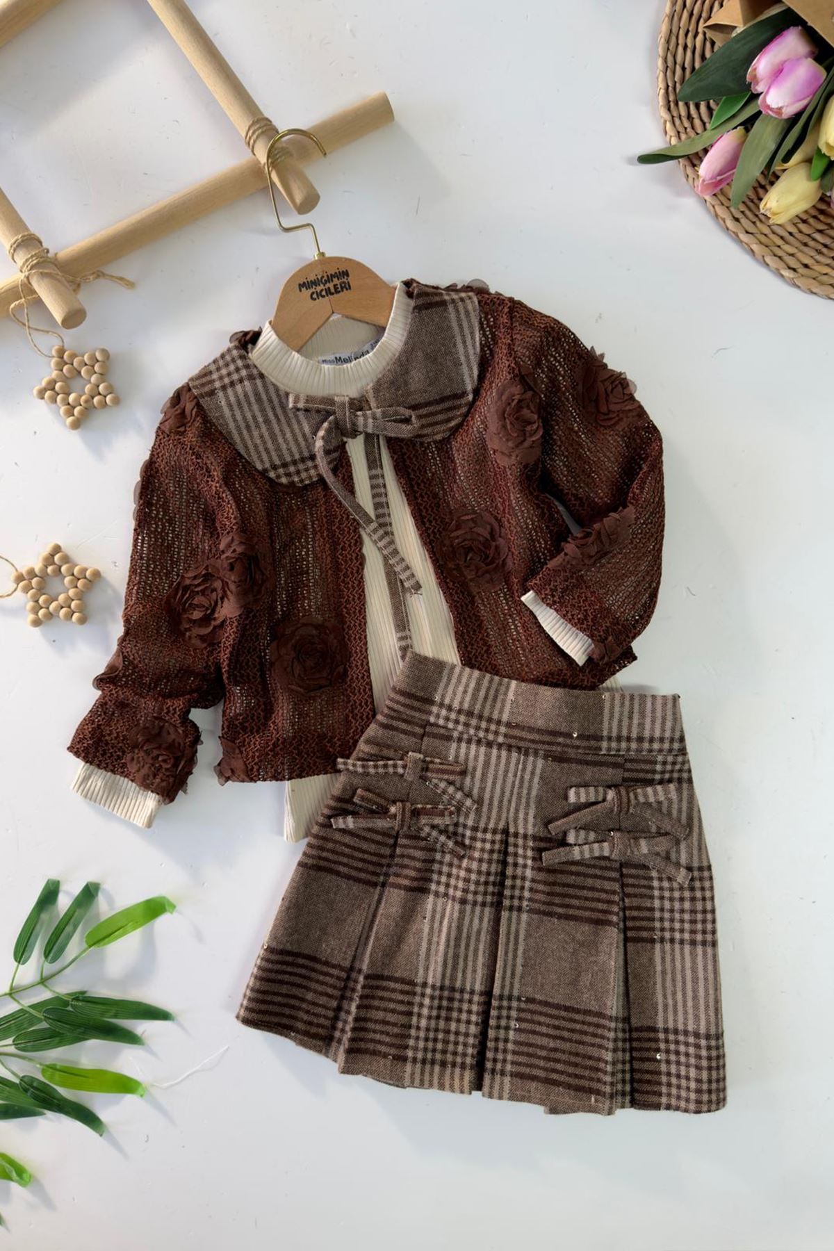 Miniğimin Cicileri Ekose Pul Detaylı Etekli Güllü Dantel Detaylı Hırkalı 3 lü Kız Çocuk Takım - Kahverengi