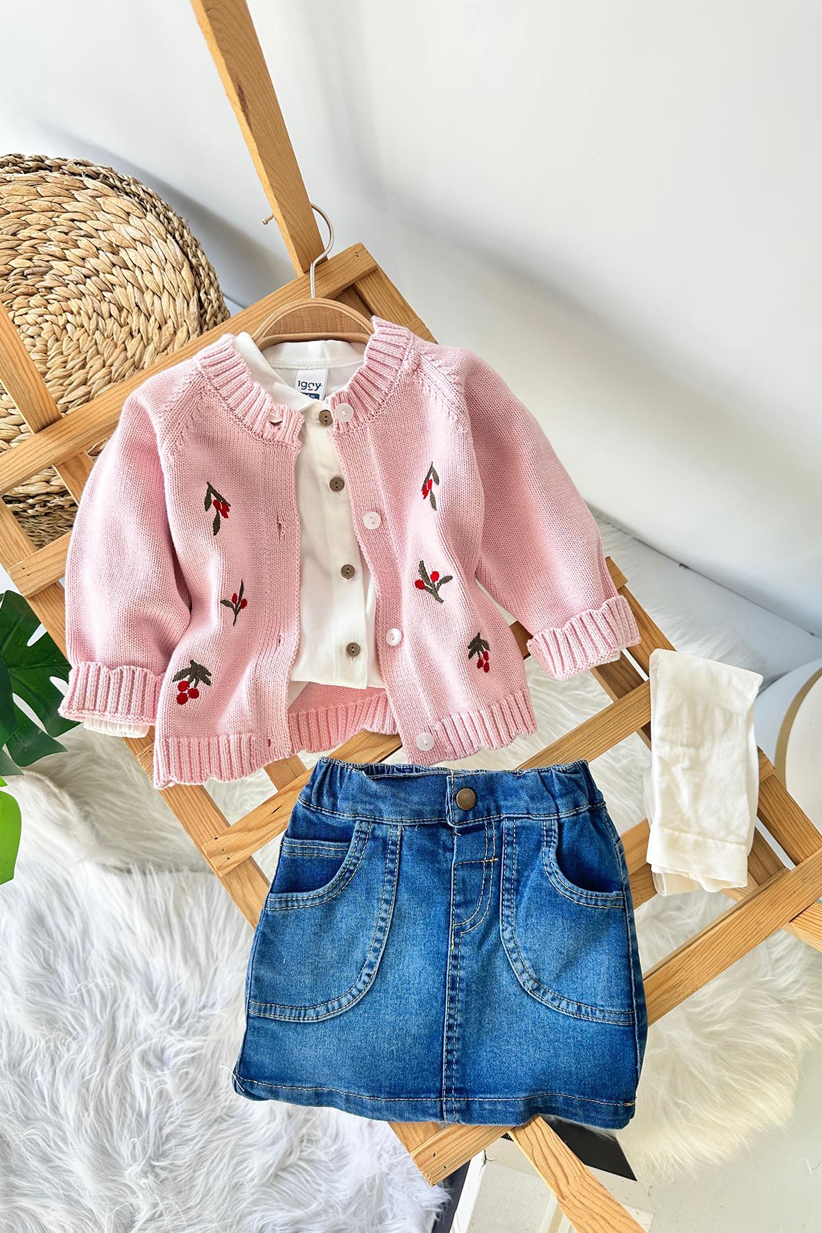 Miniğimin Cicileri Kokina İşleme Detaylı Triko Hırkalı Kilotlu Çoraplı 4 lü Kız Bebek Takım - Pembe