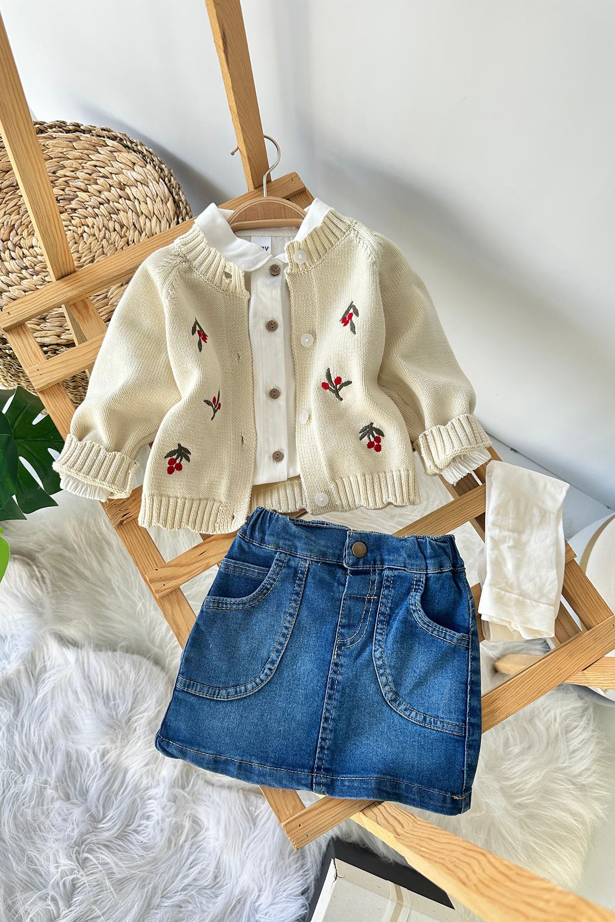 Miniğimin Cicileri Kokina İşleme Detaylı Triko Hırkalı Kilotlu Çoraplı 4 lü Kız Bebek Takım - Krem