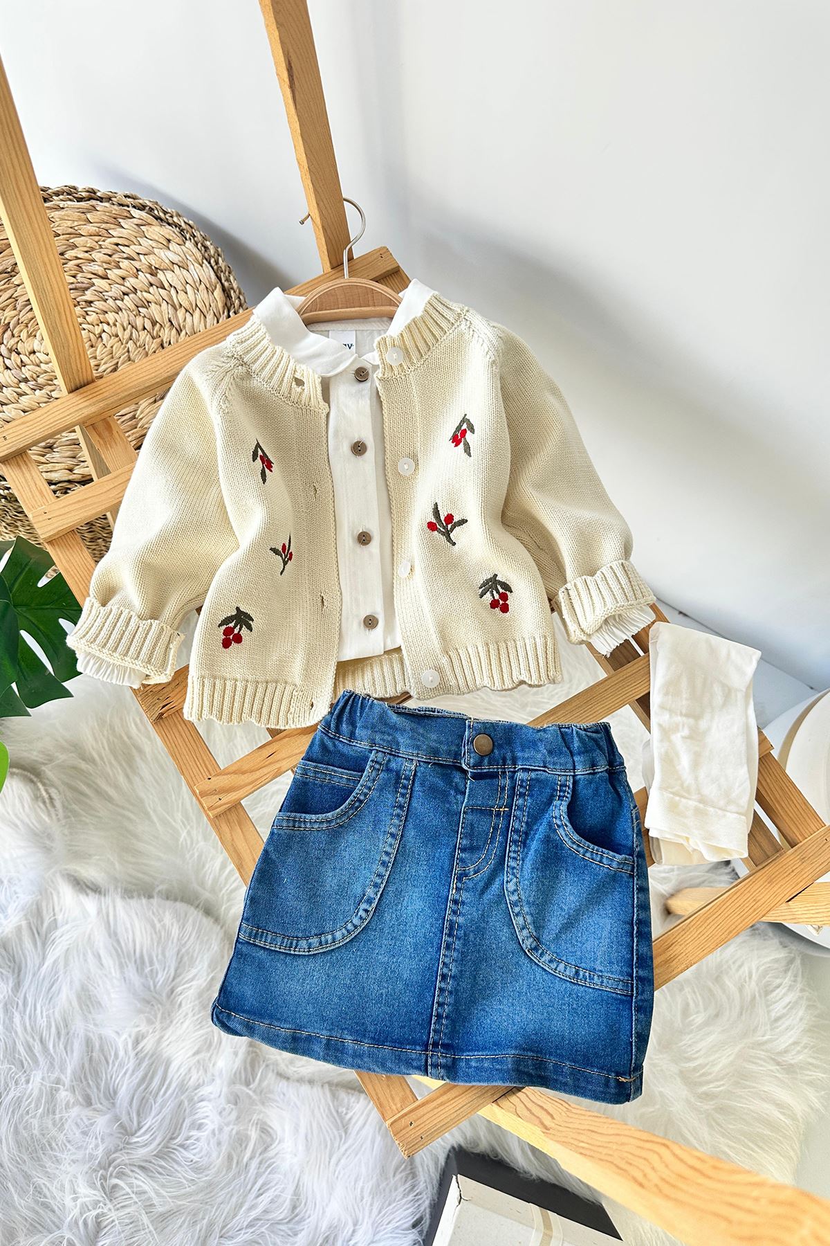 Miniğimin Cicileri Kokina İşleme Detaylı Triko Hırkalı Kilotlu Çoraplı 4 lü Kız Bebek Takım - Krem