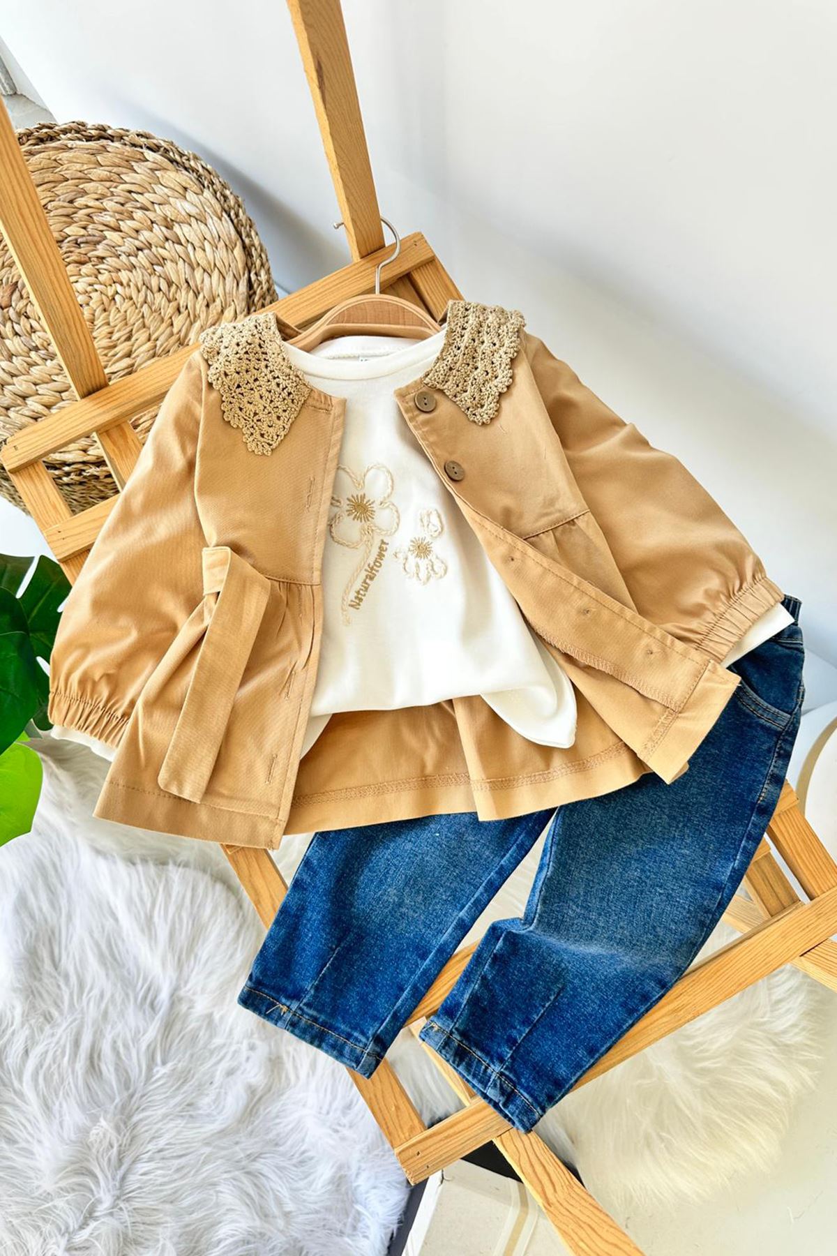 Miniğimin Cicileri Yakası Örgü Trençli Kız Bebek Kotlu 3 lü Takım - Kahverengi