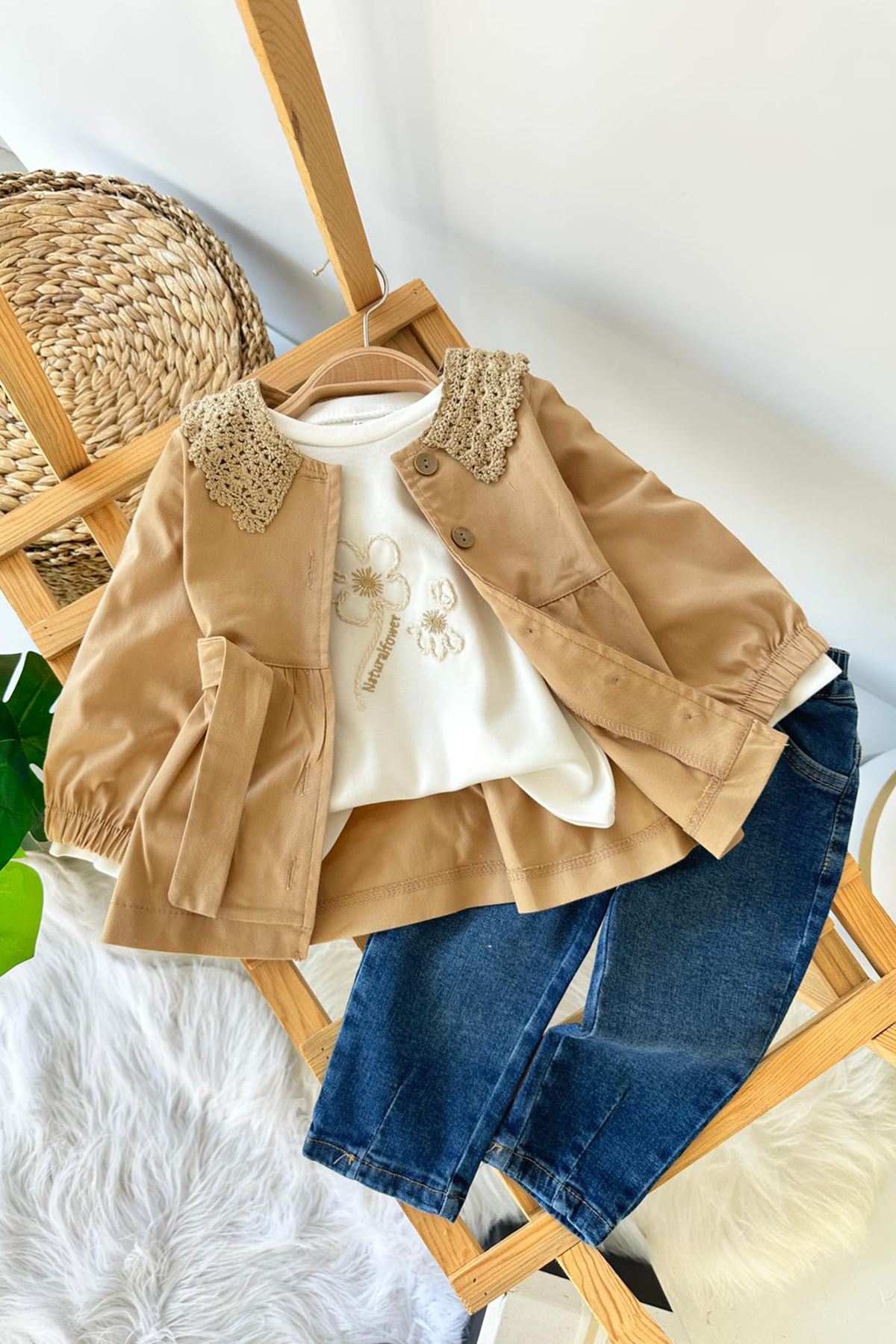 Miniğimin Cicileri Yakası Örgü Trençli Kız Bebek Kotlu 3 lü Takım - Kahverengi