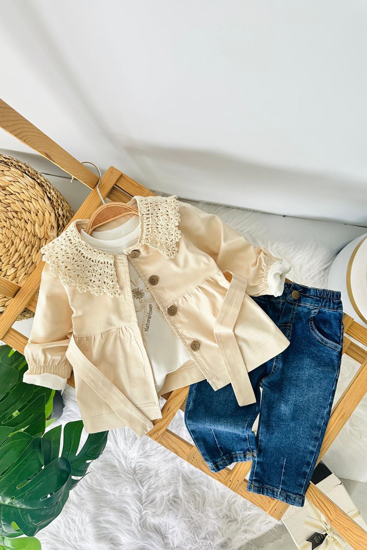 Miniğimin Cicileri Yakası Örgü Trençli Kız Bebek Kotlu 3 lü Takım - Krem