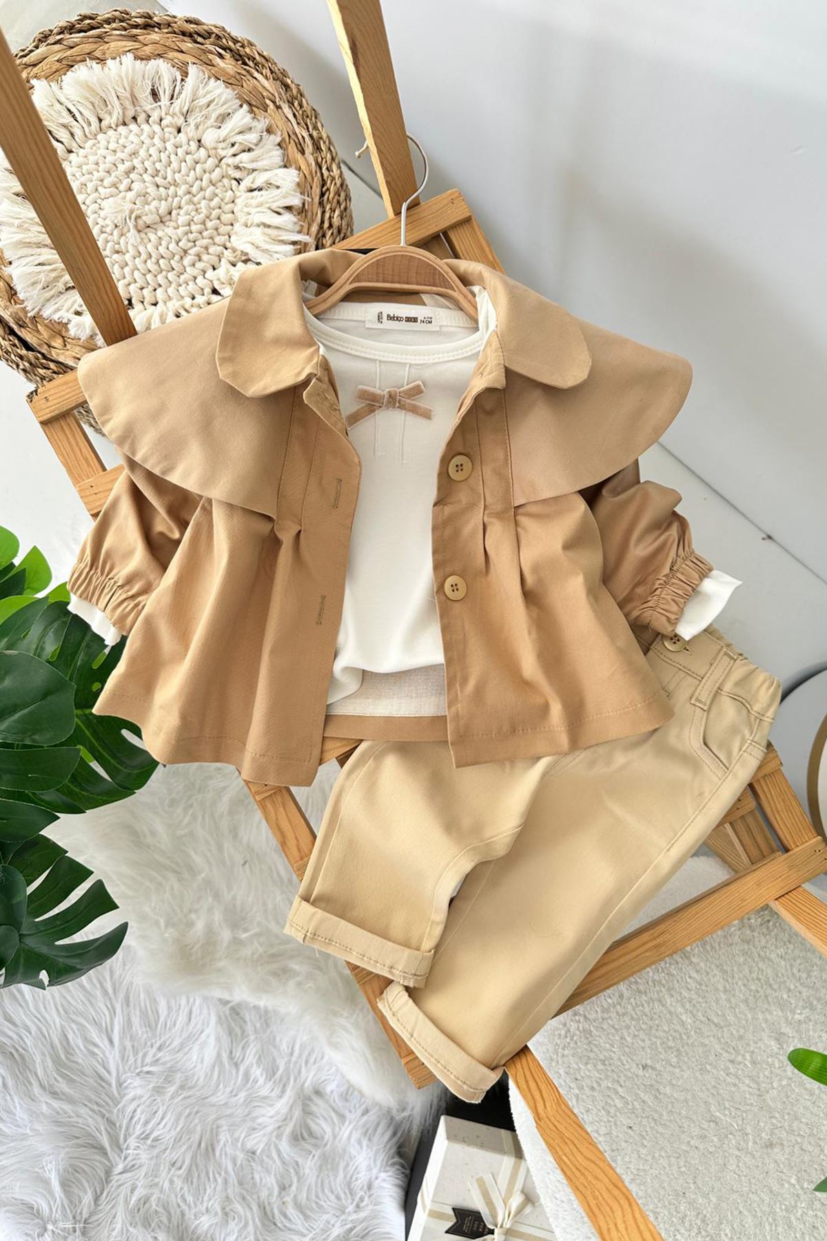 Miniğimin Cicileri  Trenç Ceketli Gömlek ve Pantolon 3’lü Kız Bebek Takım - Kahverengi