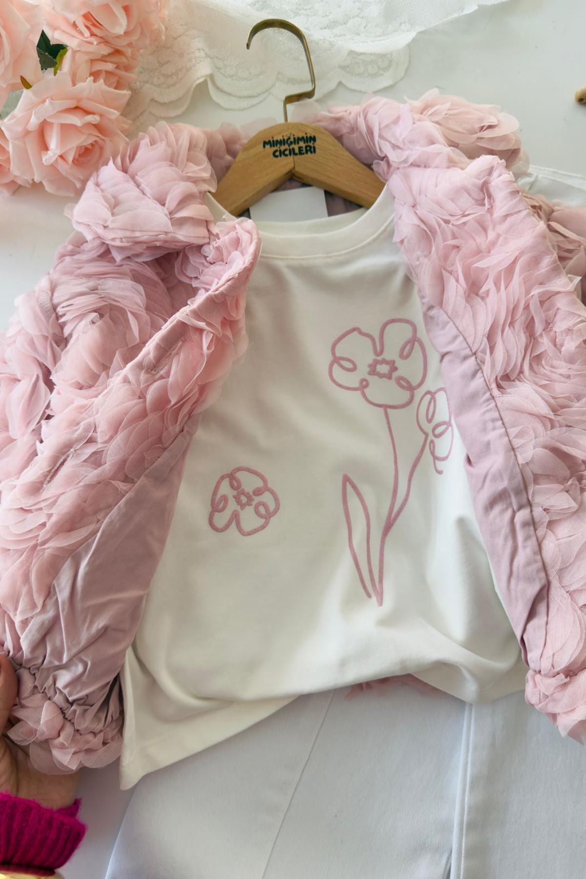 Miniğimin Cicileri Gül Dokulu  Ceketli Beyaz Pantolonlu Kız Çocuk 3’lü Takım - Pembe