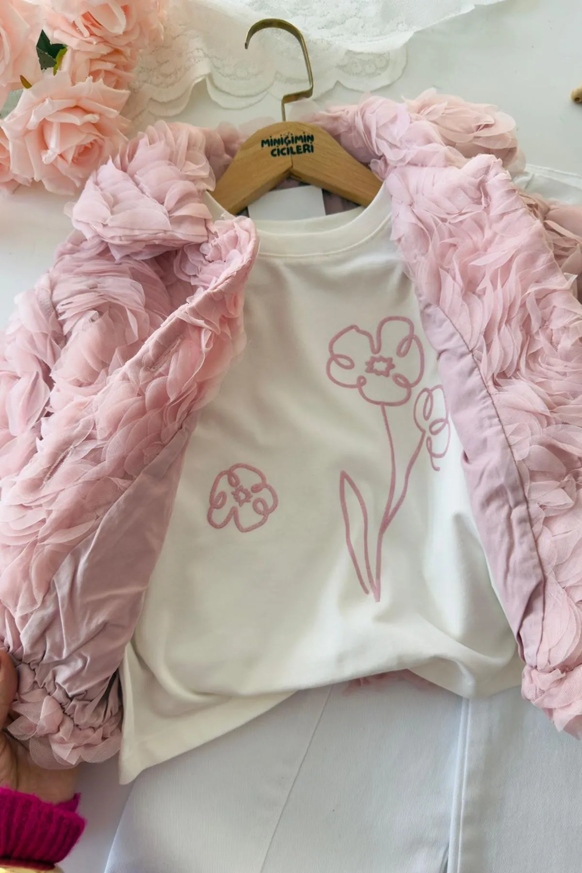 Miniğimin Cicileri Gül Dokulu  Ceketli Beyaz Pantolonlu Kız Çocuk 3’lü Takım - Pembe