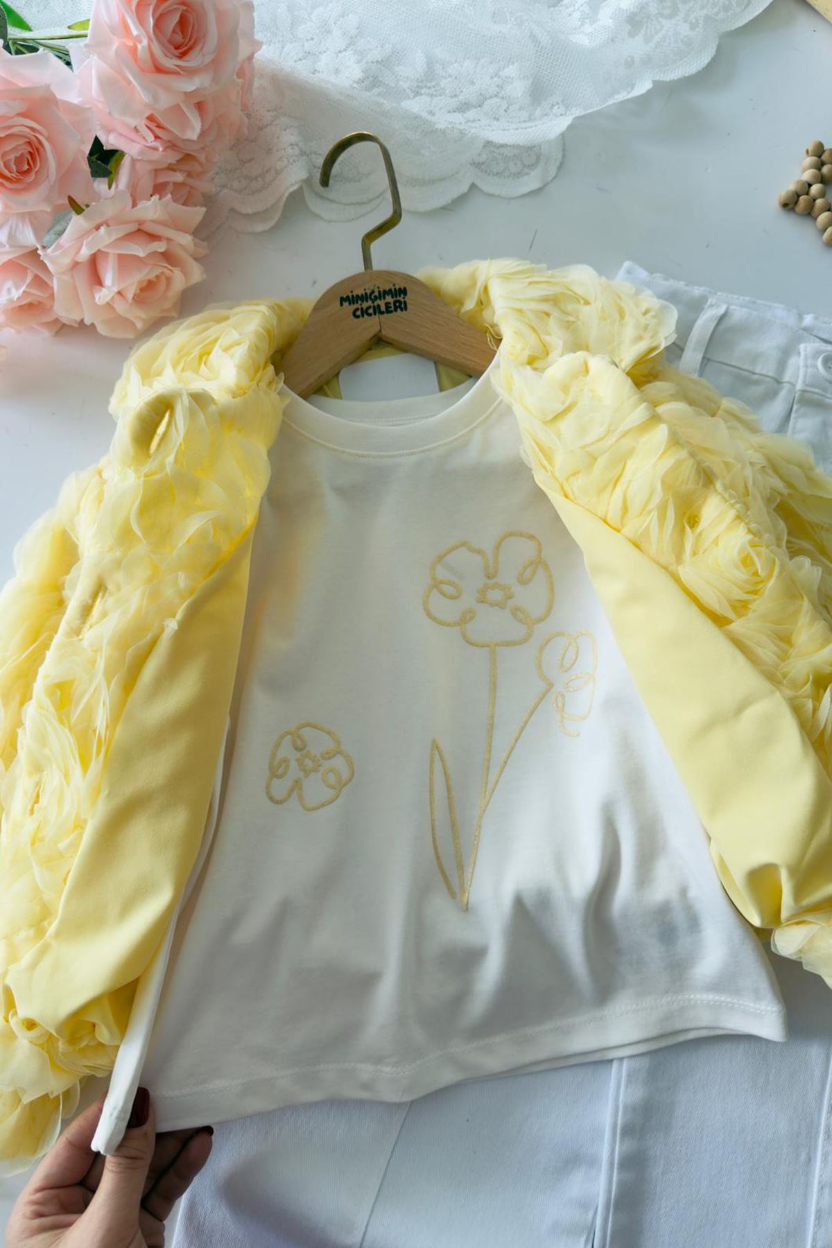 Miniğimin Cicileri Gül Dokulu  Ceketli Beyaz Pantolonlu Kız Çocuk 3’lü Takım - Sarı