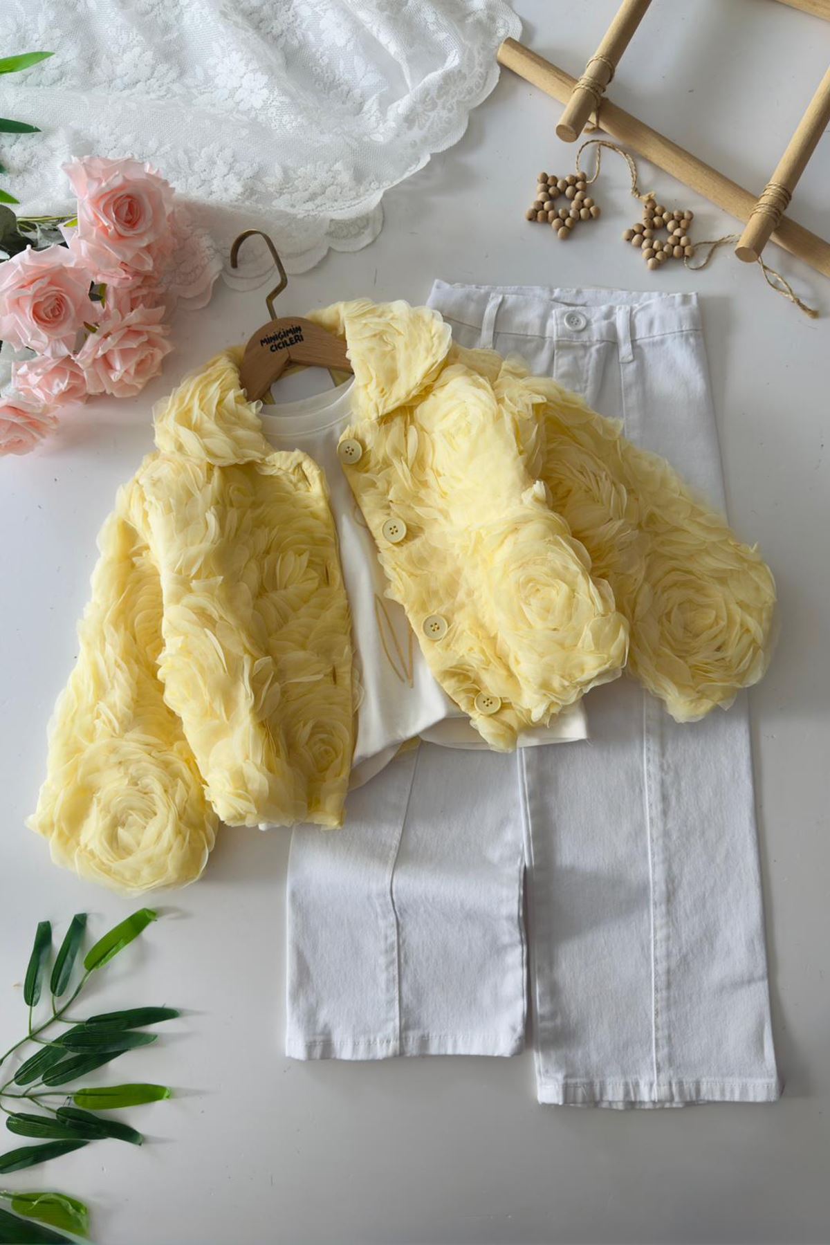 Miniğimin Cicileri Gül Dokulu  Ceketli Beyaz Pantolonlu Kız Çocuk 3’lü Takım - Sarı