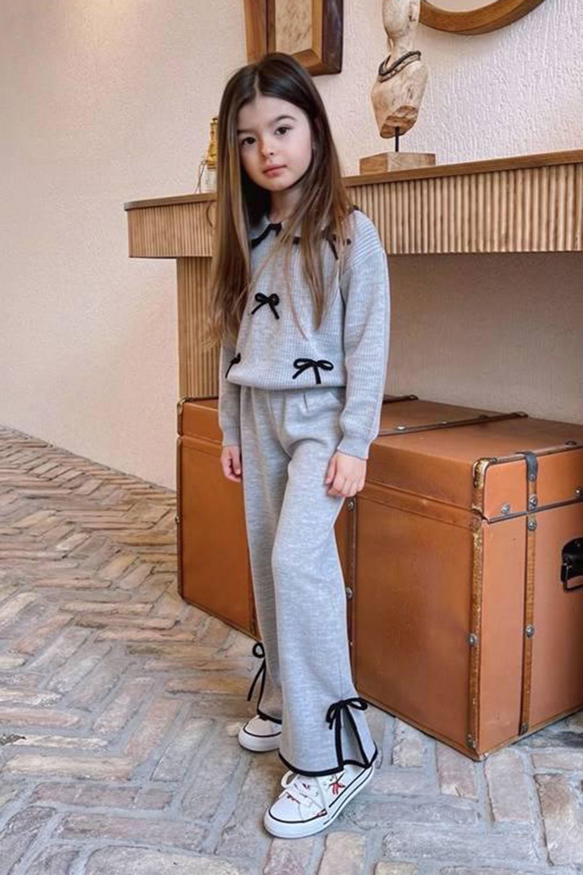 Miniğimin Cicileri Fiyonk Detaylı Triko Kazak ve Pantolon 2’li Kız Takımı - Gri