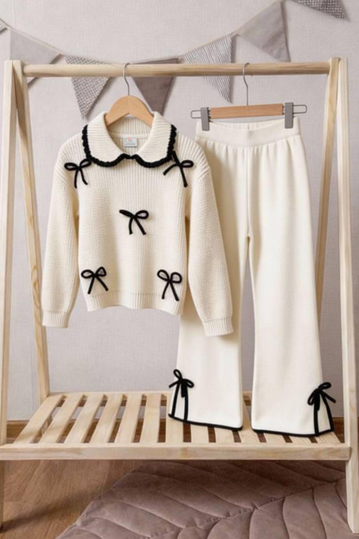 Miniğimin Cicileri Fiyonk Detaylı Triko Kazak ve Pantolon 2’li Kız Takımı - Krem