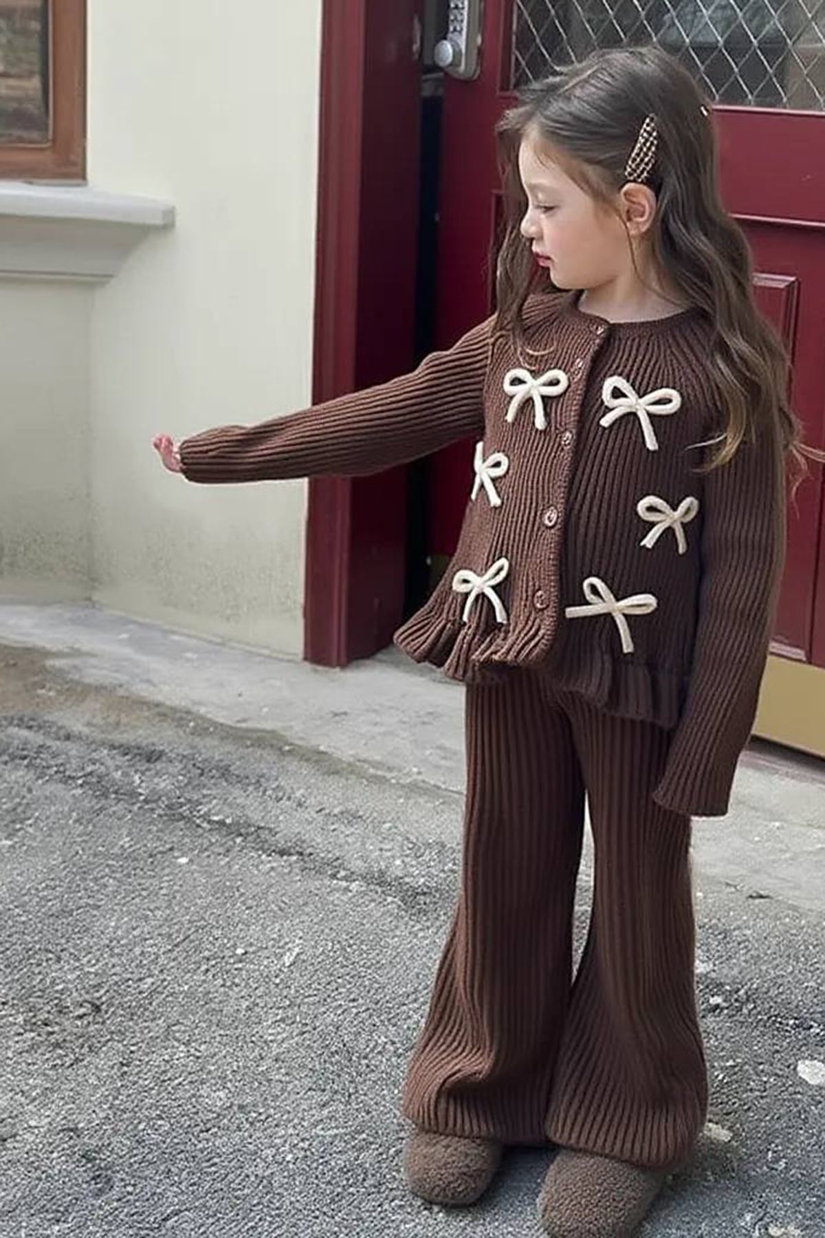 Miniğimin Cicileri Fiyonk Detaylı Fitilli Triko Hırka ve Pantolon 2’li Kız Takımı - Acı Kahve