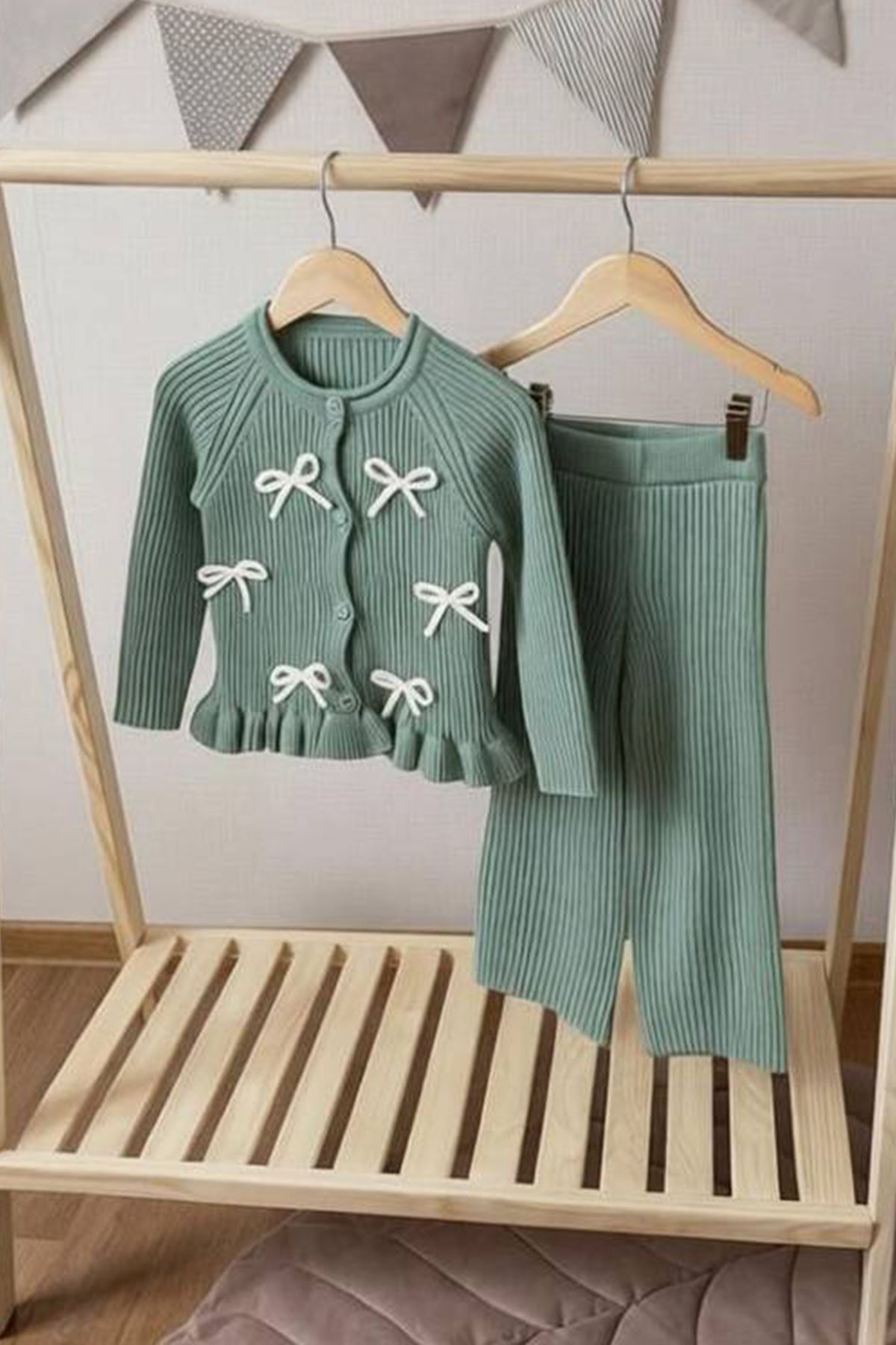 Miniğimin Cicileri Fiyonk Detaylı Fitilli Triko Hırka ve Pantolon 2’li Kız Takımı - Yeşil