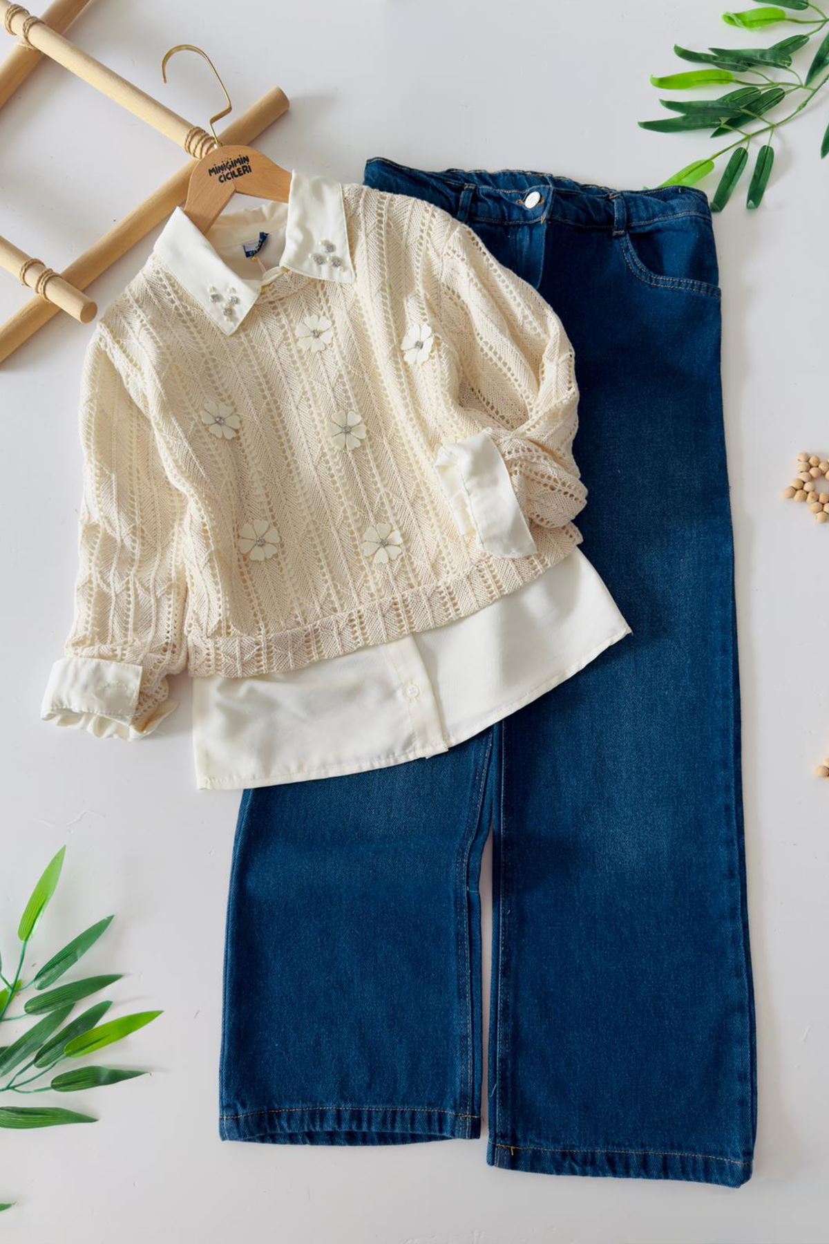 Miniğimin Cicileri (10–13 Yaş) Çiçek Aplikeli Örgü Kazaklı Gömlek ve Kot Pantolon Kız Çocuk 3 lü Takımı - Krem