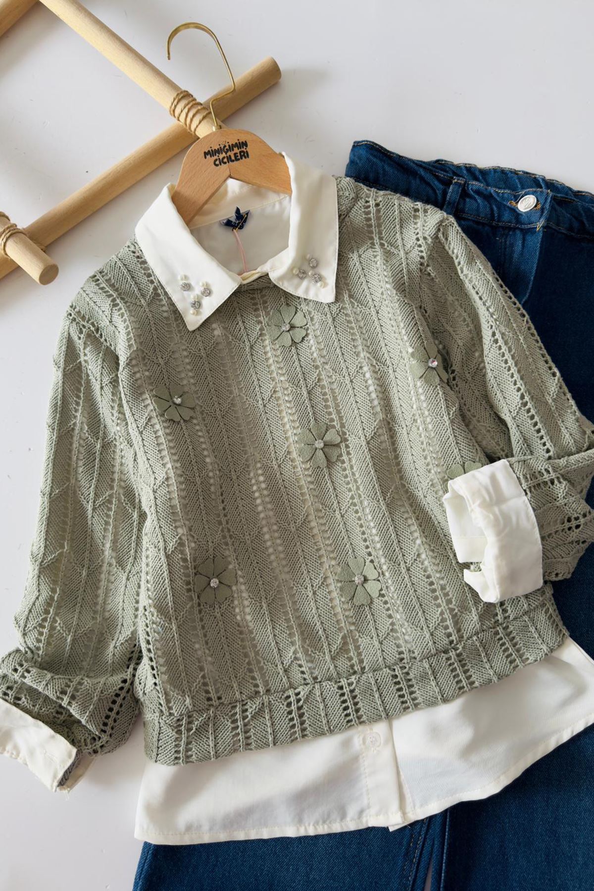 Miniğimin Cicileri (10–13 Yaş) Çiçek Aplikeli Örgü Kazaklı Gömlek ve Kot Pantolon Kız Çocuk 3 lü Takımı - Yeşil