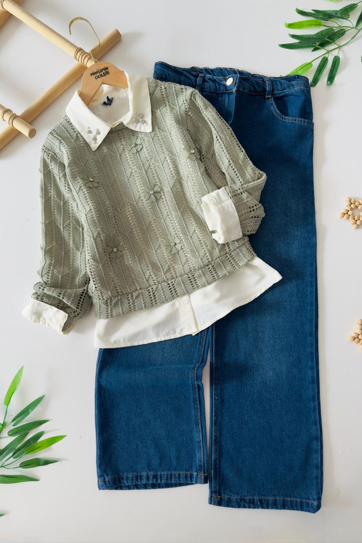 Miniğimin Cicileri (10–13 Yaş) Çiçek Aplikeli Örgü Kazaklı Gömlek ve Kot Pantolon Kız Çocuk 3 lü Takımı - Yeşil