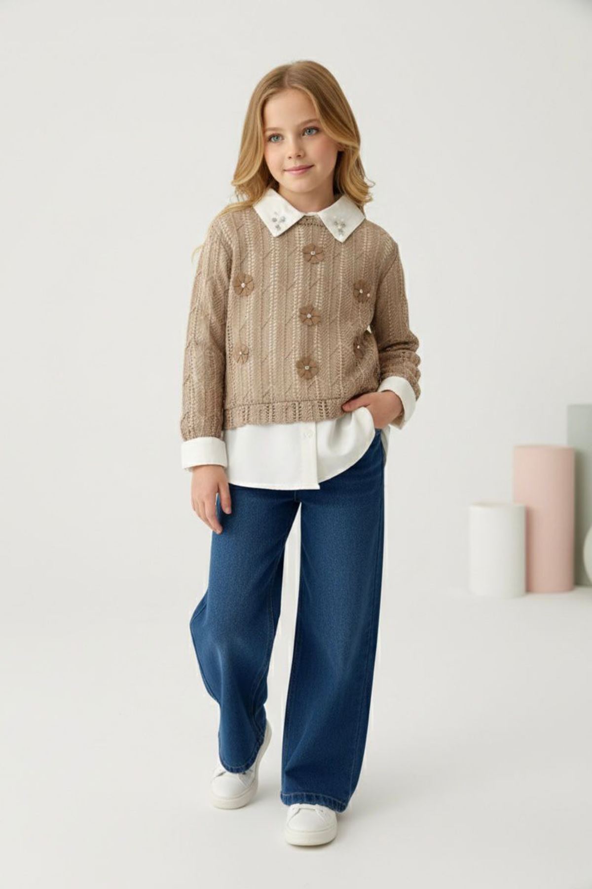 Miniğimin Cicileri (10–13 Yaş) Çiçek Aplikeli Örgü Kazaklı Gömlek ve Kot Pantolon Kız Çocuk 3 lü Takımı - Kahverengi