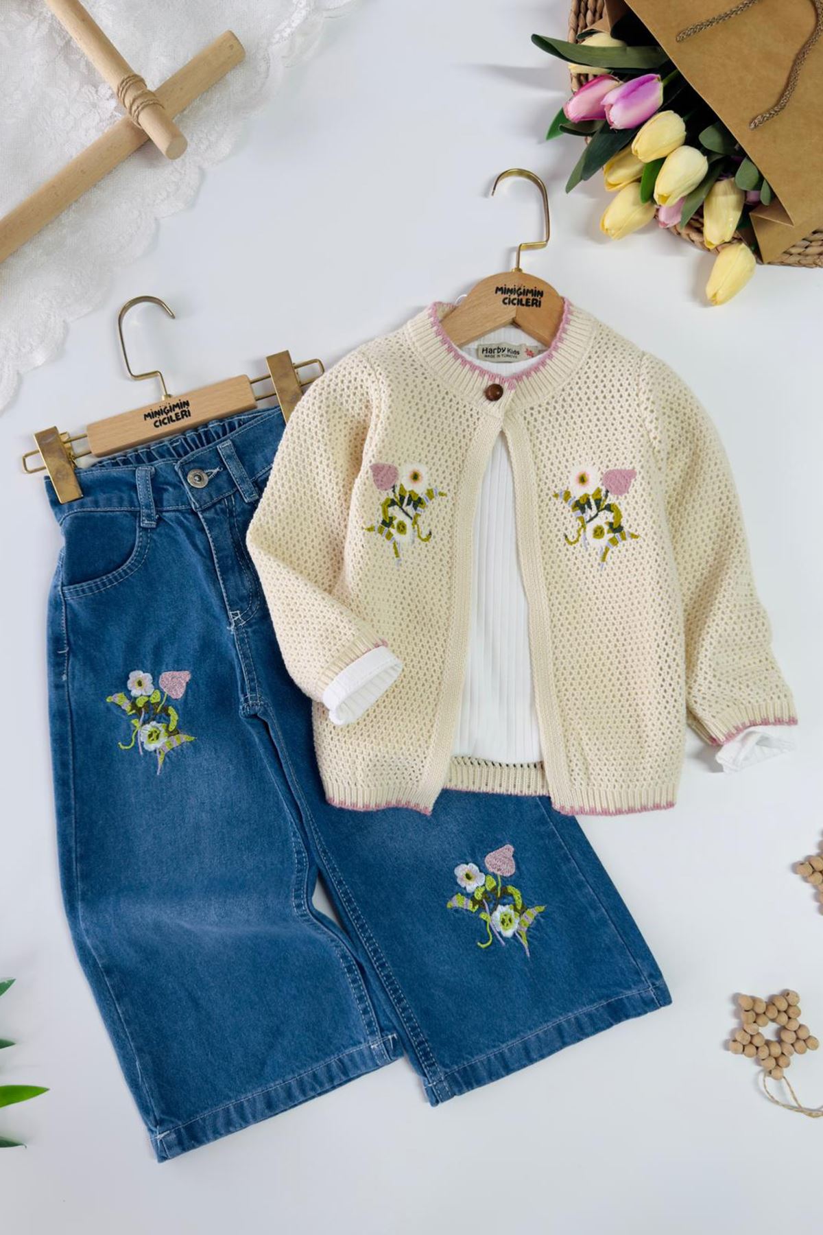 Miniğimin Cicileri Çiçek Nakışlı Örgü Hırkalı Kot Pantolonlu Kız Çocuk 3’lü Takım – Krem