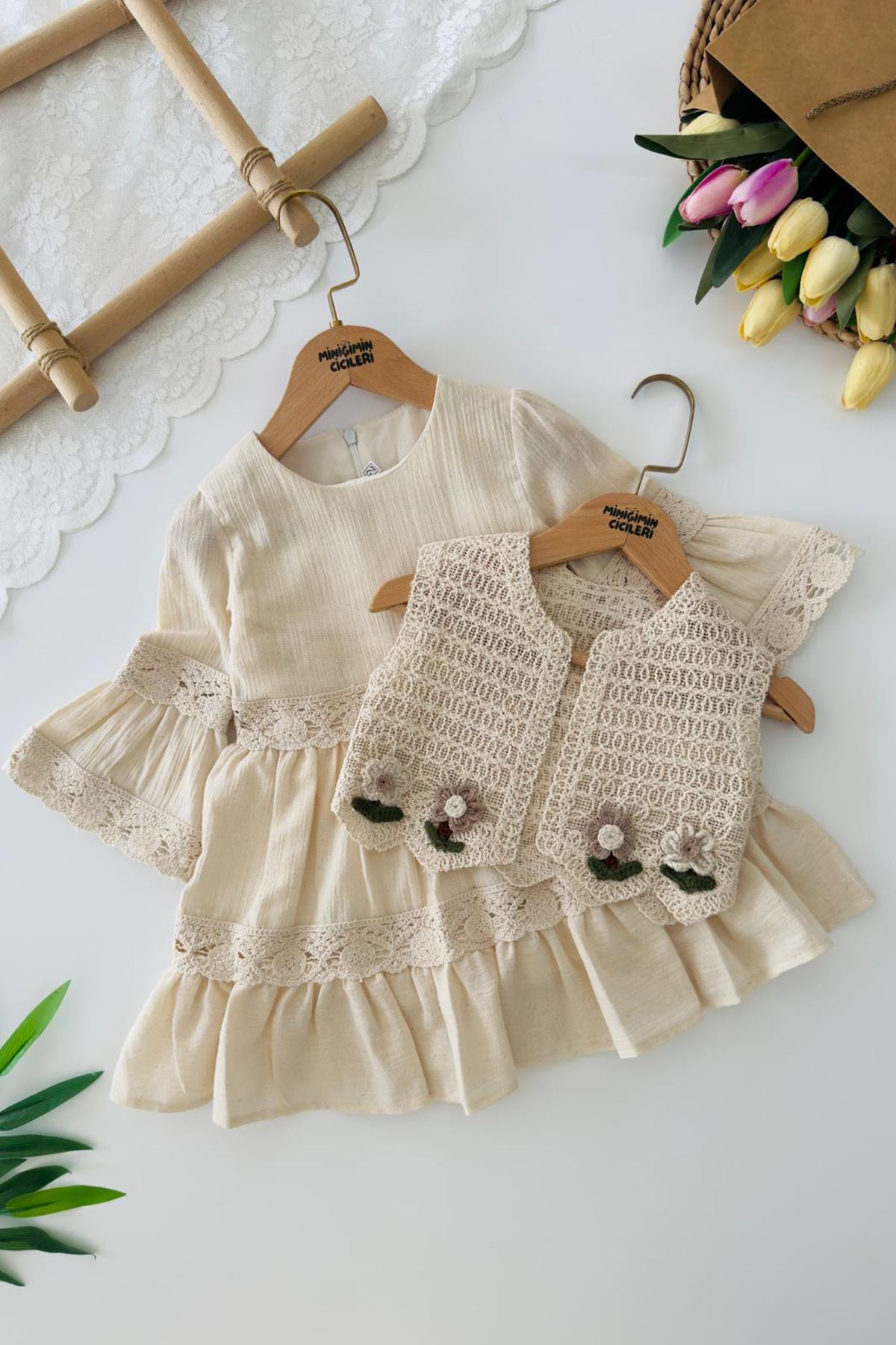 Miniğimin Cicileri Dantel Detaylı Örgü Yelekli Kız Çocuk 2’li Elbise Takım - Krem