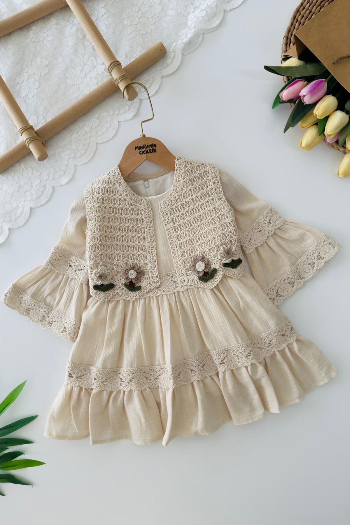 Miniğimin Cicileri Dantel Detaylı Örgü Yelekli Kız Çocuk 2’li Elbise Takım - Krem