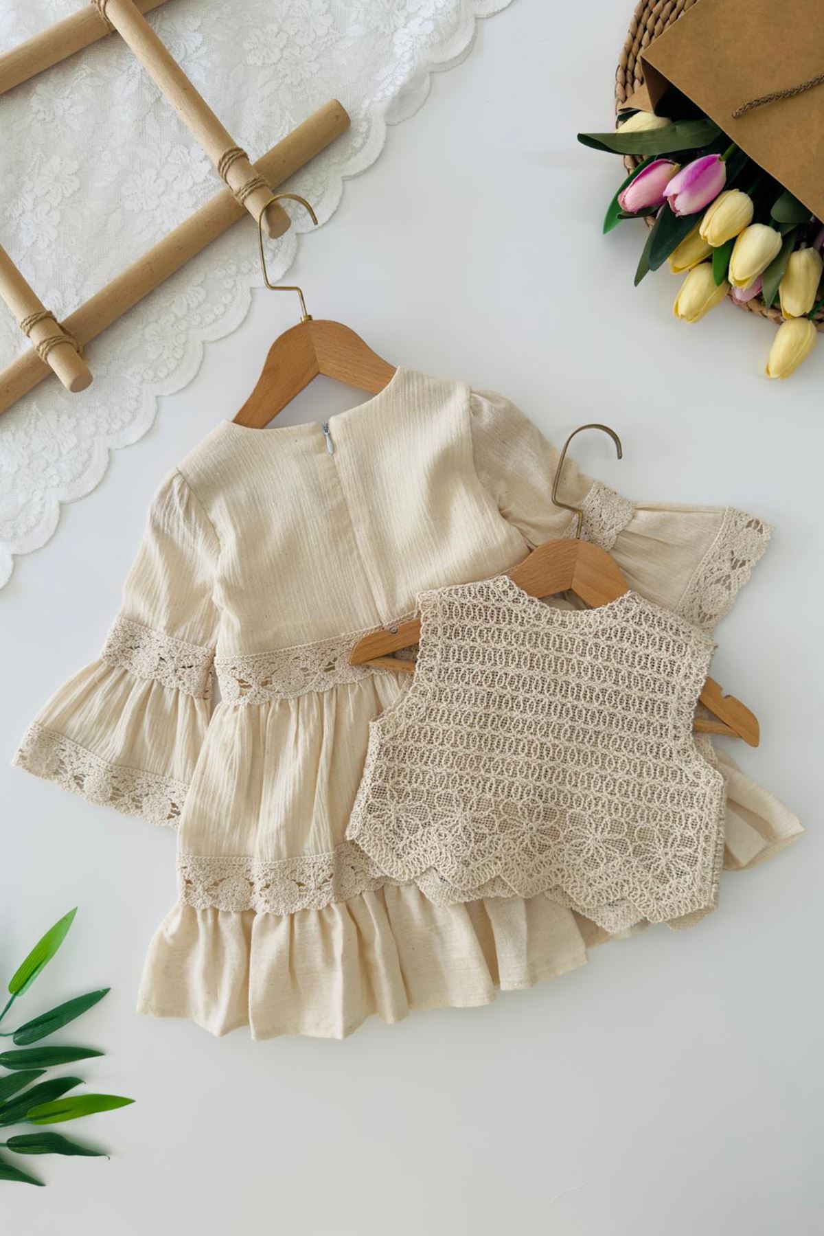 Miniğimin Cicileri Dantel Detaylı Örgü Yelekli Kız Çocuk 2’li Elbise Takım - Krem