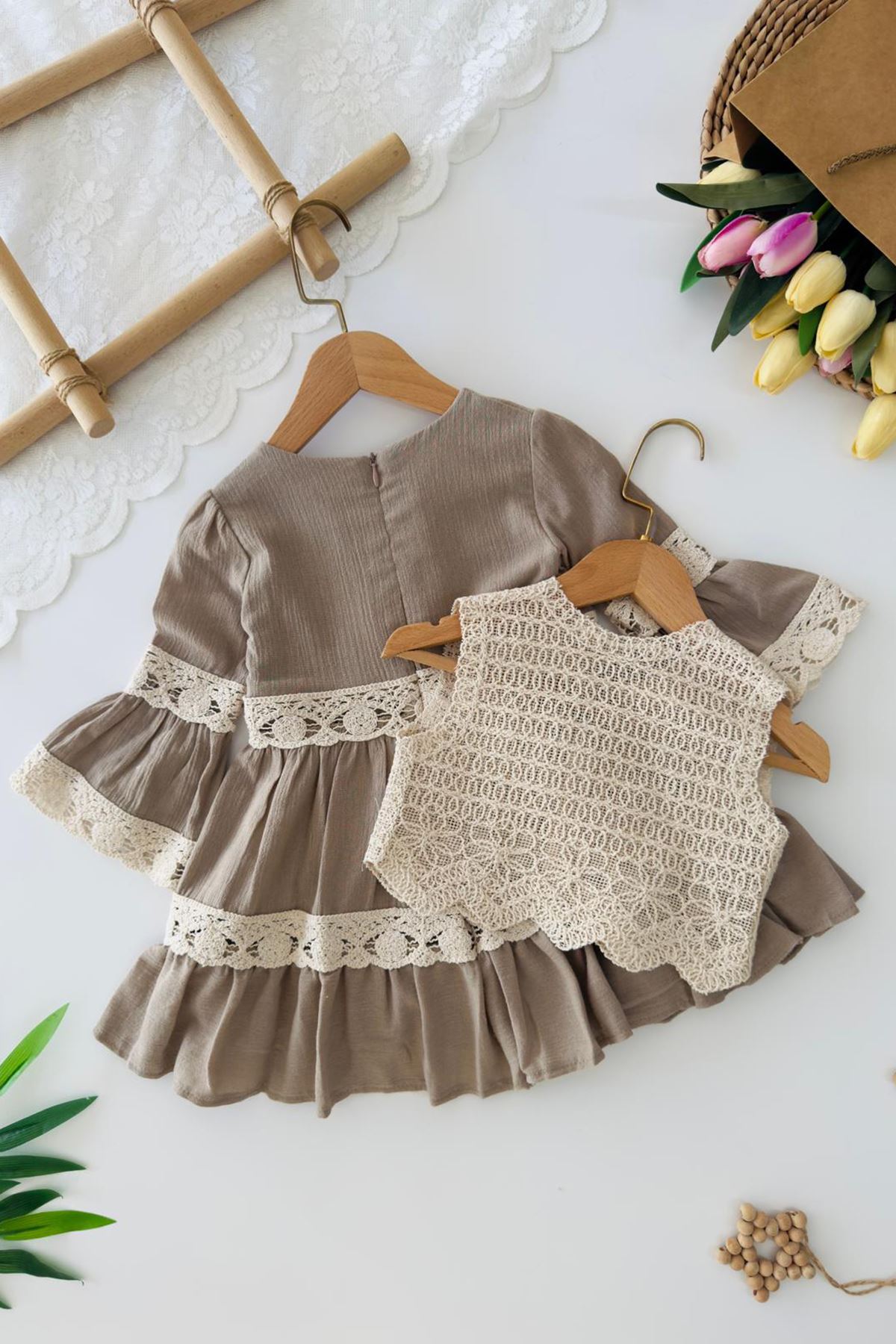 Miniğimin Cicileri Dantel Detaylı Örgü Yelekli Kız Çocuk 2’li Elbise Takım - Kahve