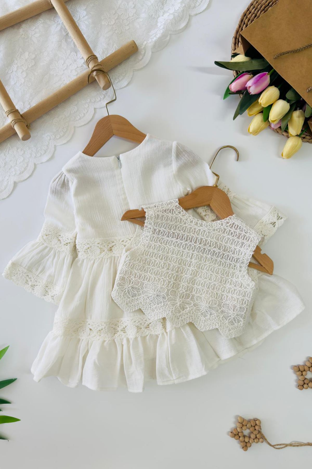 Miniğimin Cicileri Dantel Detaylı Örgü Yelekli Kız Çocuk 2’li Elbise Takım - Beyaz