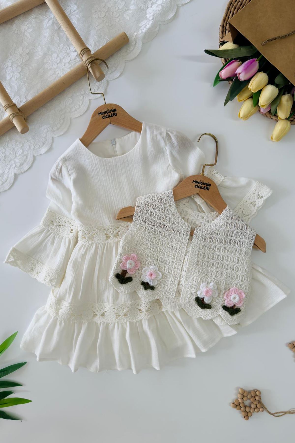 Miniğimin Cicileri Dantel Detaylı Örgü Yelekli Kız Çocuk 2’li Elbise Takım - Beyaz