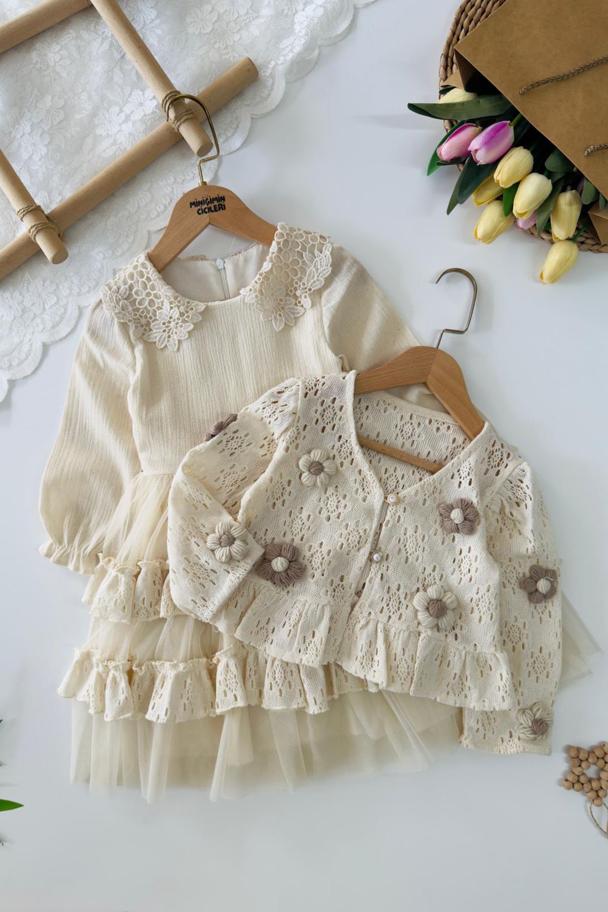 Miniğimin Cicileri Papatya Örgü Detaylı Fırfırlı Kız Çocuk 2’li Elbise Takım - Bej