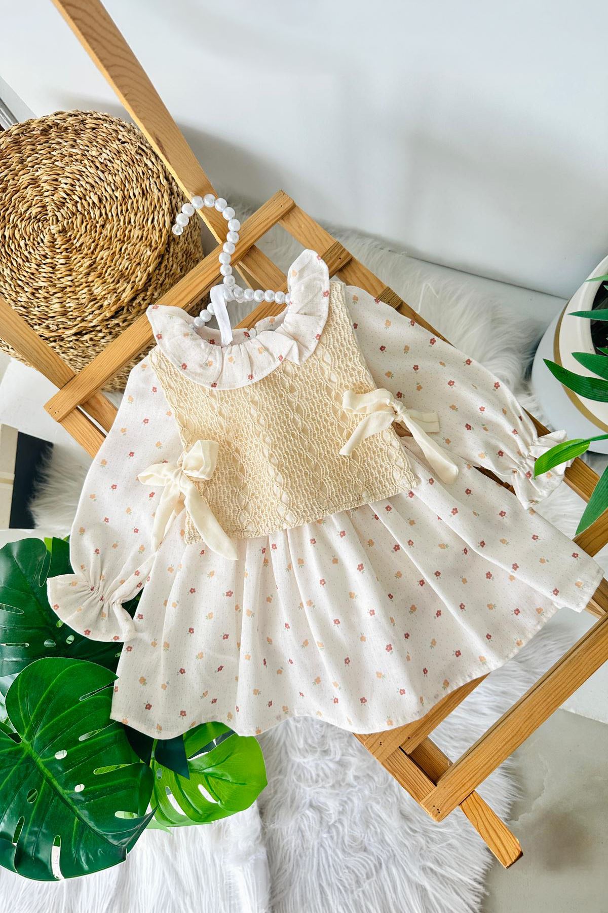 Miniğimin Cicileri Dantel Yelek Detaylı Fırfır Yakalı Kız Bebek Elbise - Krem