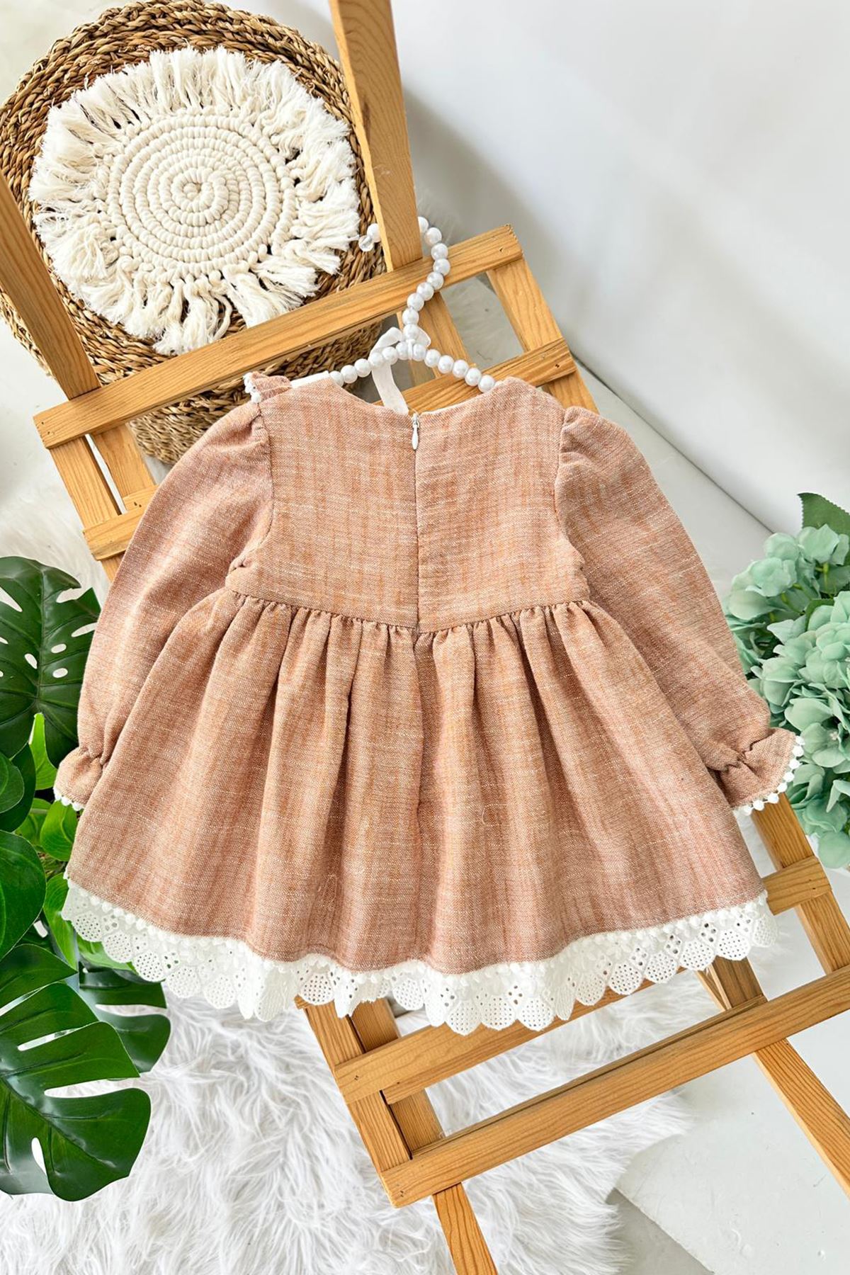 Miniğimin Cicileri (9-24 Ay) Vintage Dantel Yakalı Pamuklu Fırfır Detaylı Kız Bebek Elbise - Camel