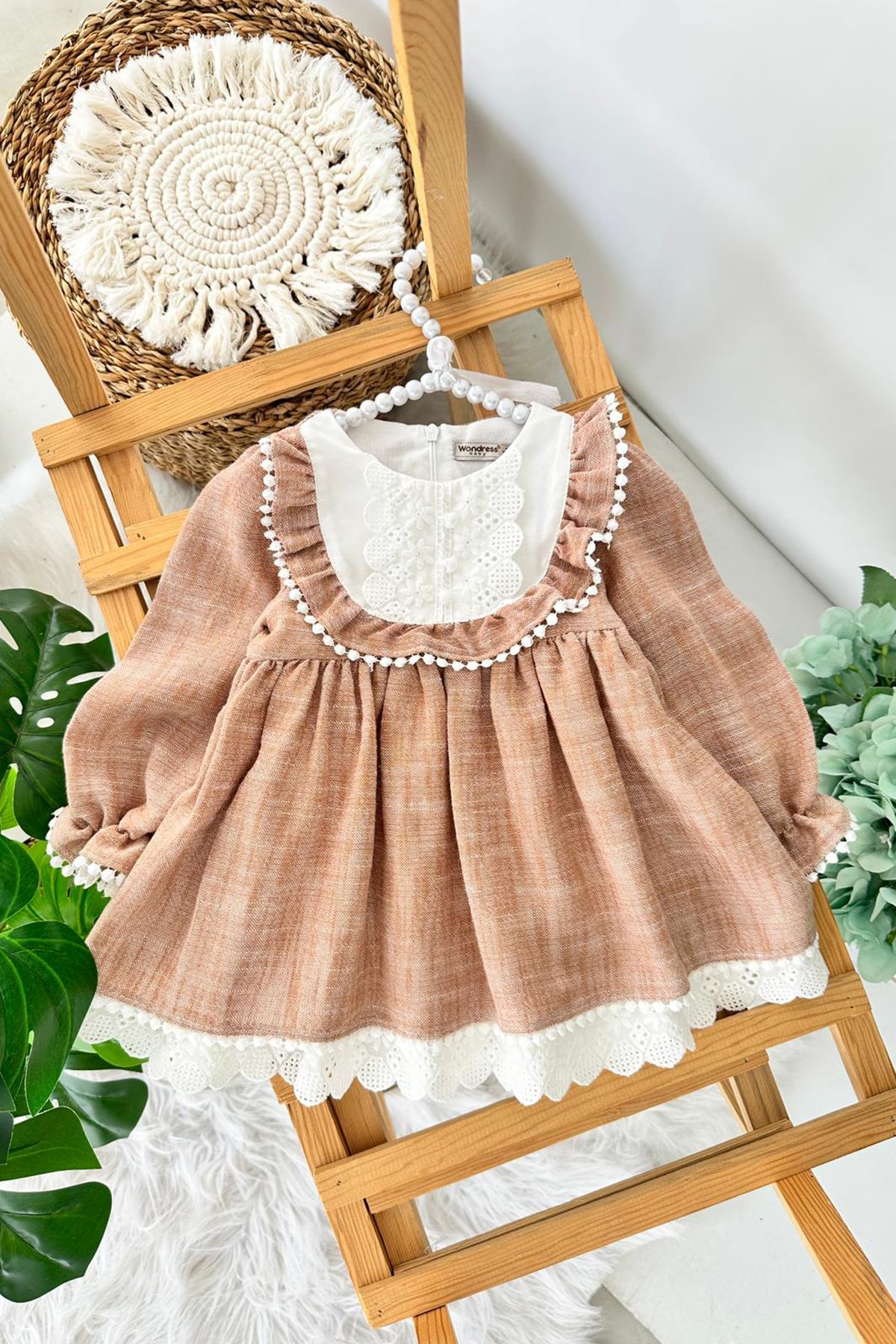 Miniğimin Cicileri (9-24 Ay) Vintage Dantel Yakalı Pamuklu Fırfır Detaylı Kız Bebek Elbise - Camel