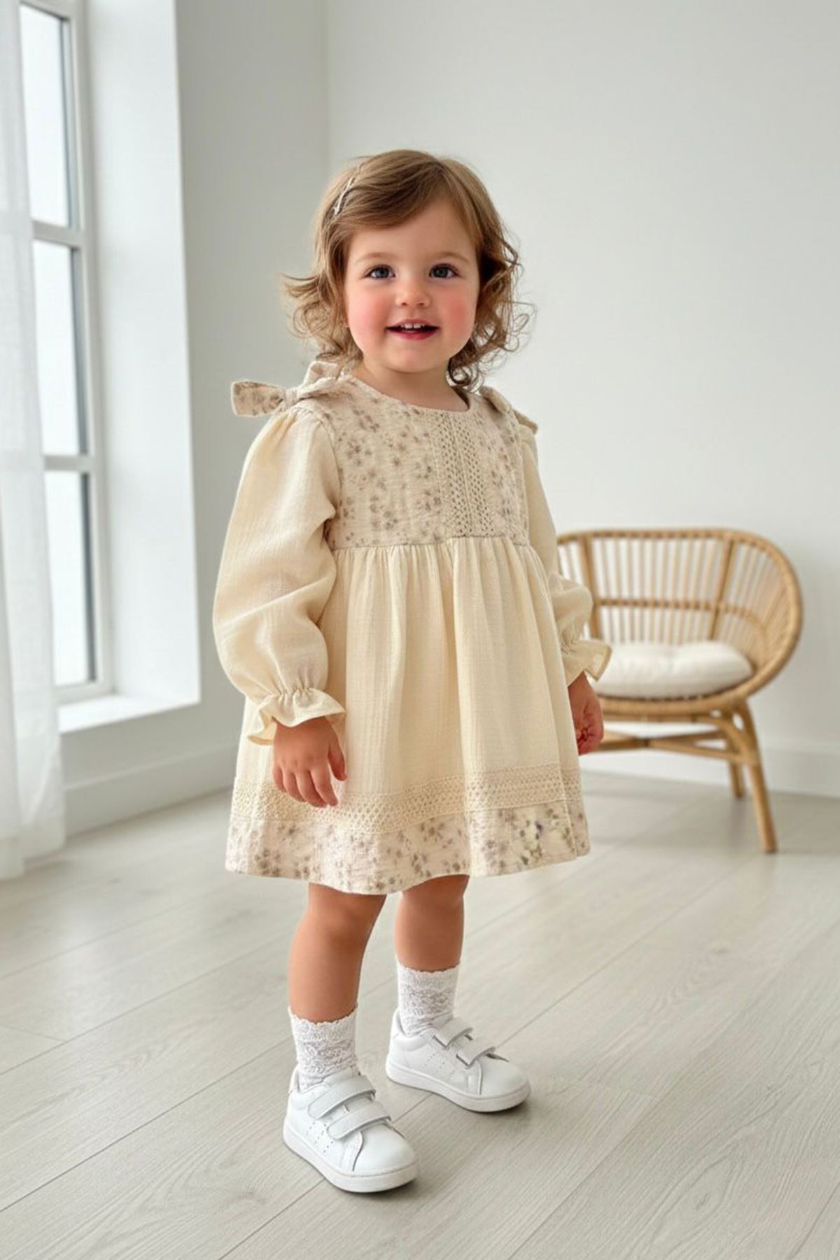 Miniğimin Cicileri (9-24 Ay) Çiçek Dokulu Vintage Müslin Yaka Detaylı Kız Bebek Elbise - Krem
