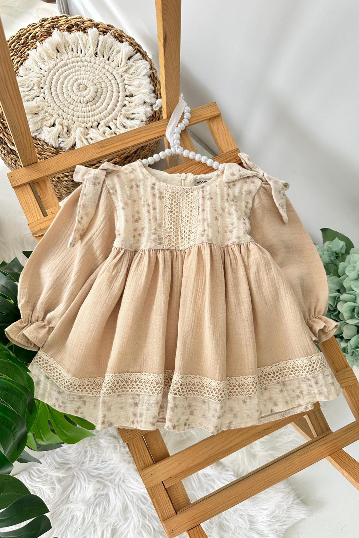 Miniğimin Cicileri (9-24 Ay) Çiçek Dokulu Vintage Müslin Yaka Detaylı Kız Bebek Elbise - Pudra