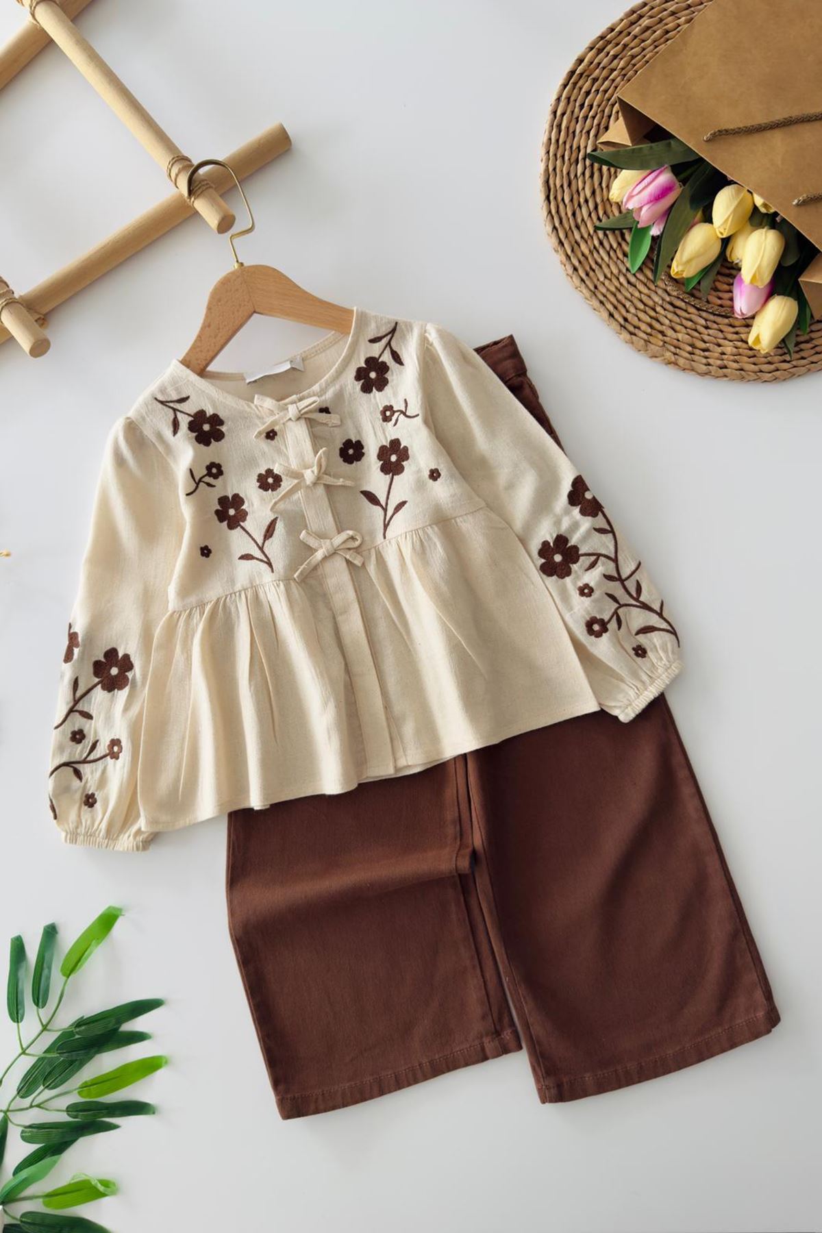 Miniğimin Cicileri Çiçek Nakış Detaylı Pantolonlu Kız Çocuk 2'Li Takım - Kahverengi